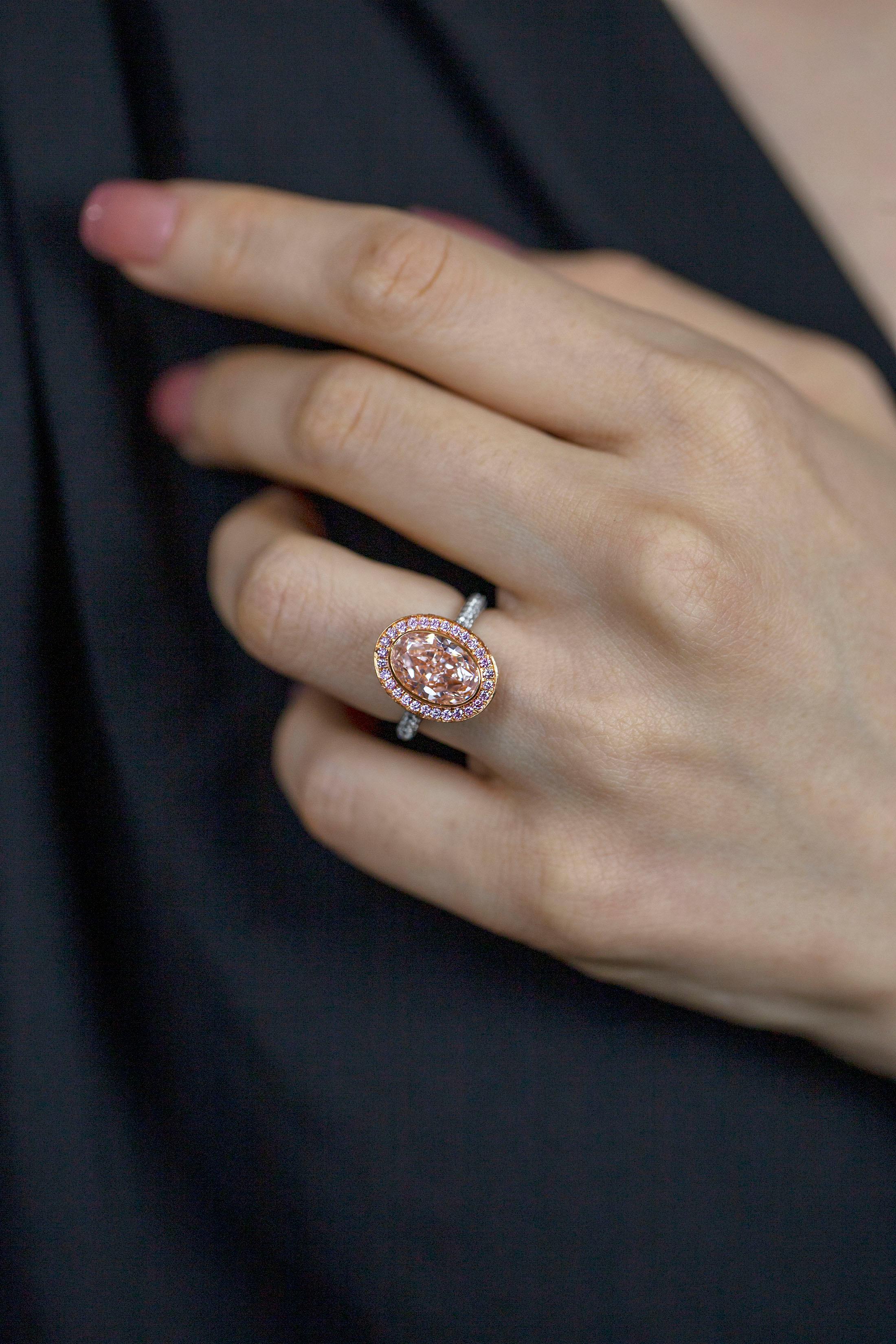 Bague de fiançailles avec halo de diamants rose clair fantaisie de 3,66 carats de taille ovale certifiés GIA en vente 1