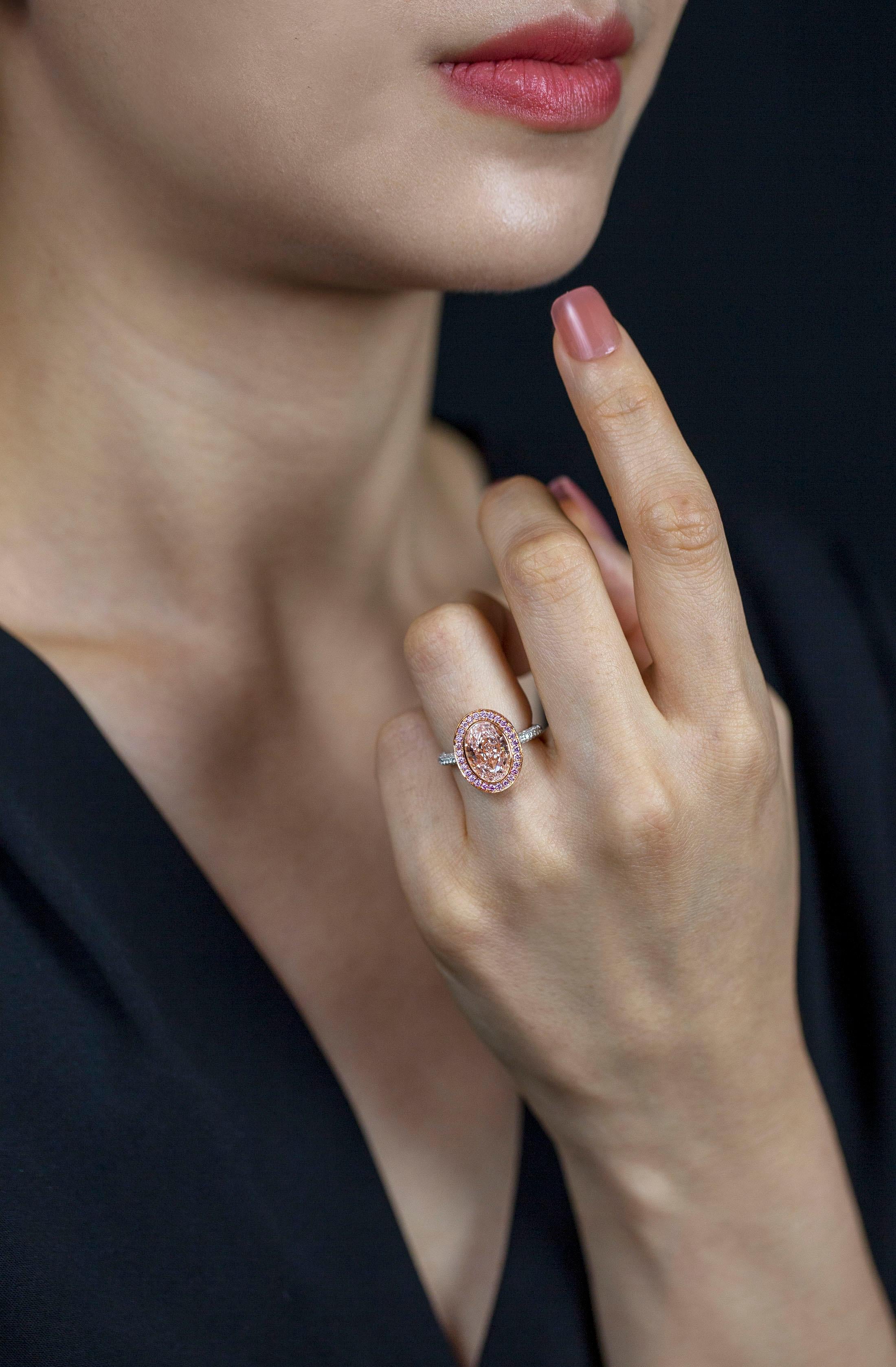 Bague de fiançailles avec halo de diamants rose clair fantaisie de 3,66 carats de taille ovale certifiés GIA en vente 2