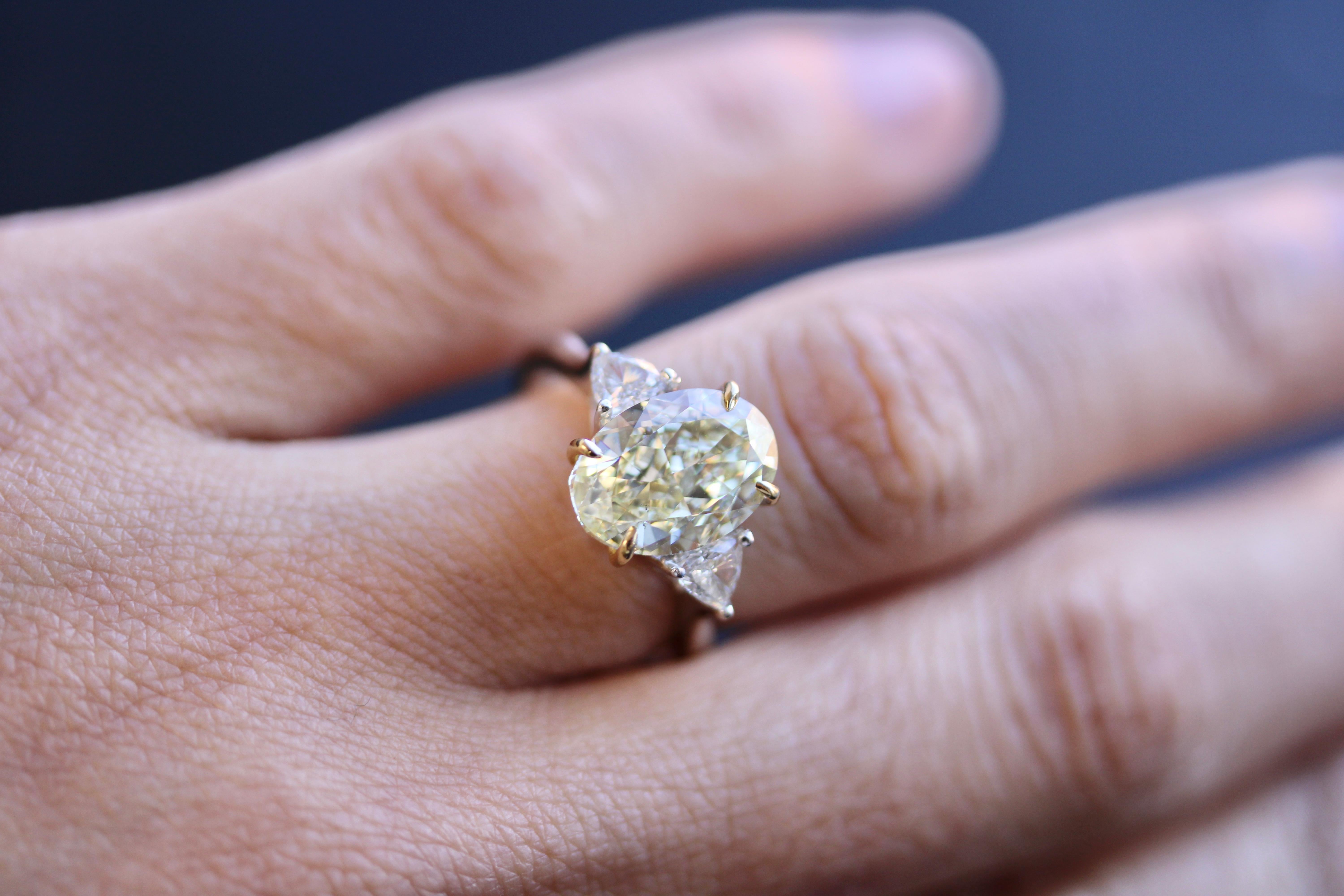 Bague solitaire en or blanc 18 carats avec diamant jaune clair de 3,67 carats certifié GIA Pour femmes en vente