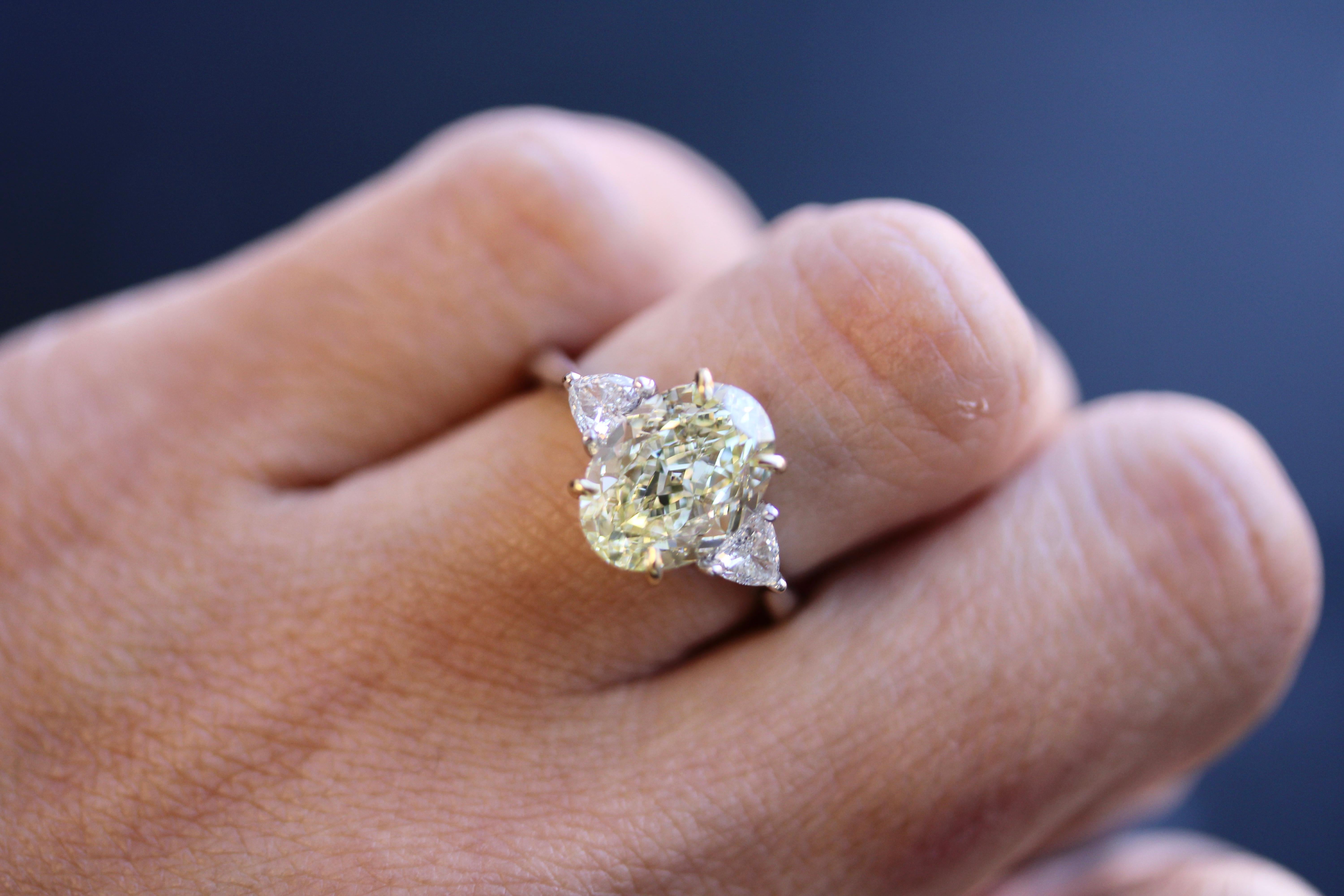 Bague solitaire en or blanc 18 carats avec diamant jaune clair de 3,67 carats certifié GIA en vente 1