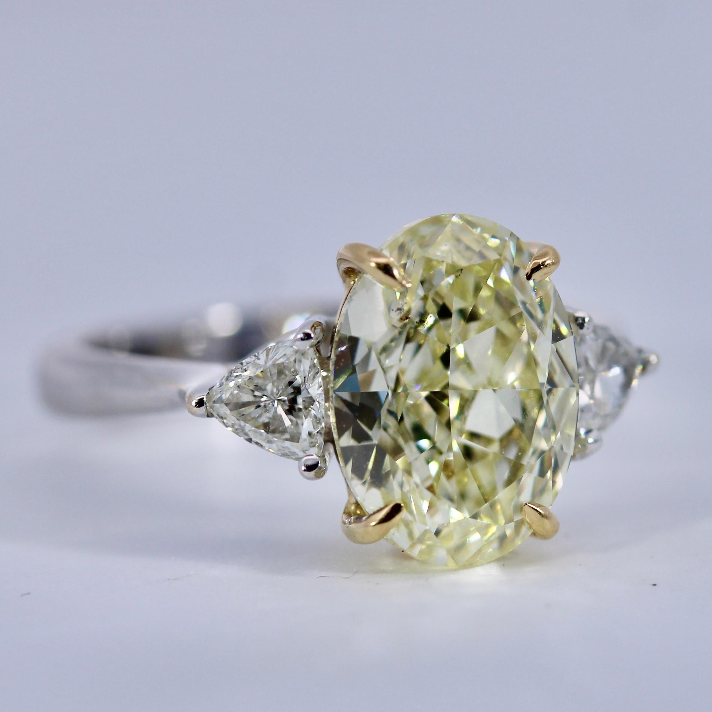 Taille ovale Bague solitaire en or blanc 18 carats avec diamant jaune clair de 3,67 carats certifié GIA en vente