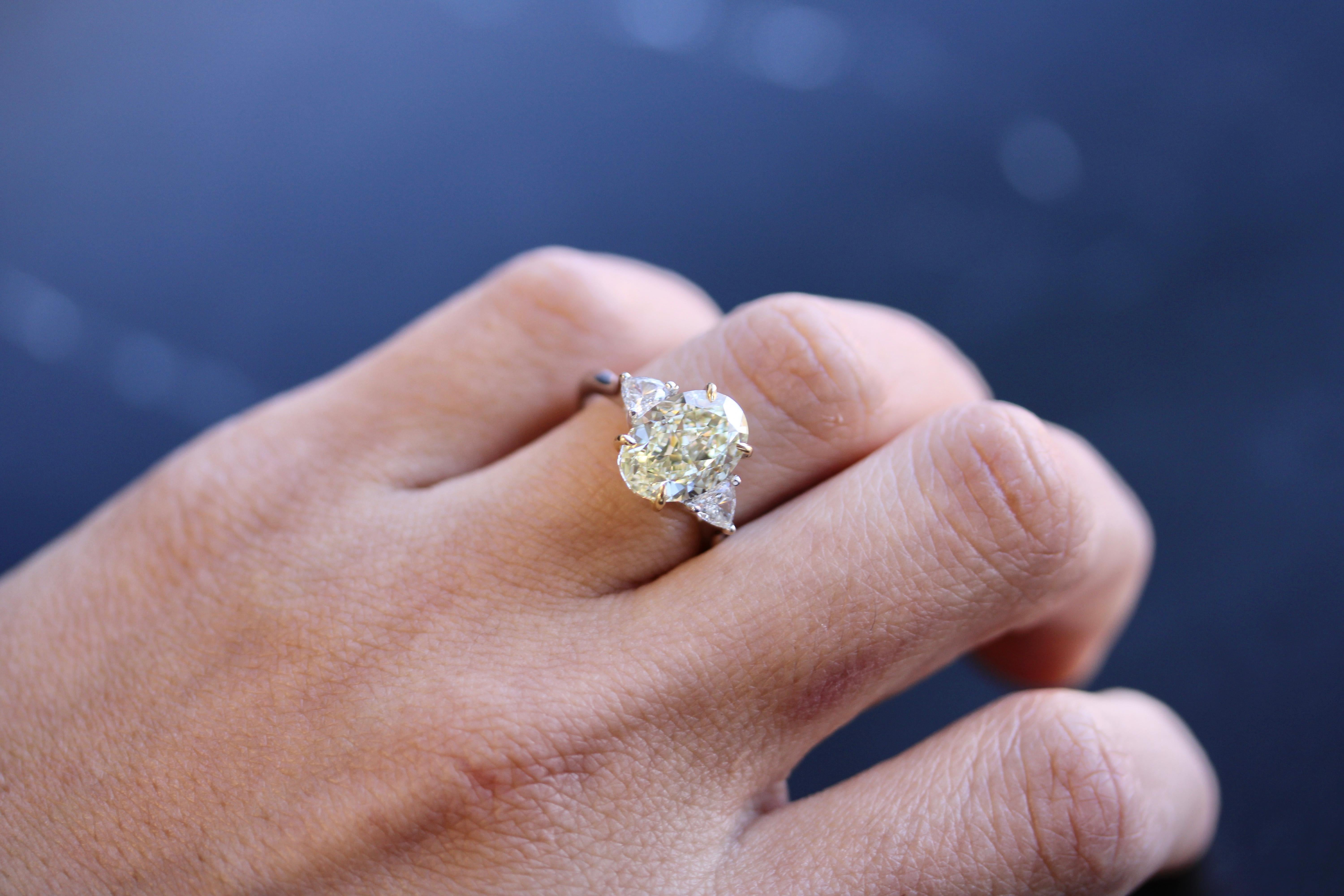 Bague solitaire en or blanc 18 carats avec diamant jaune clair de 3,67 carats certifié GIA Excellent état - En vente à Great Neck Plaza, NY