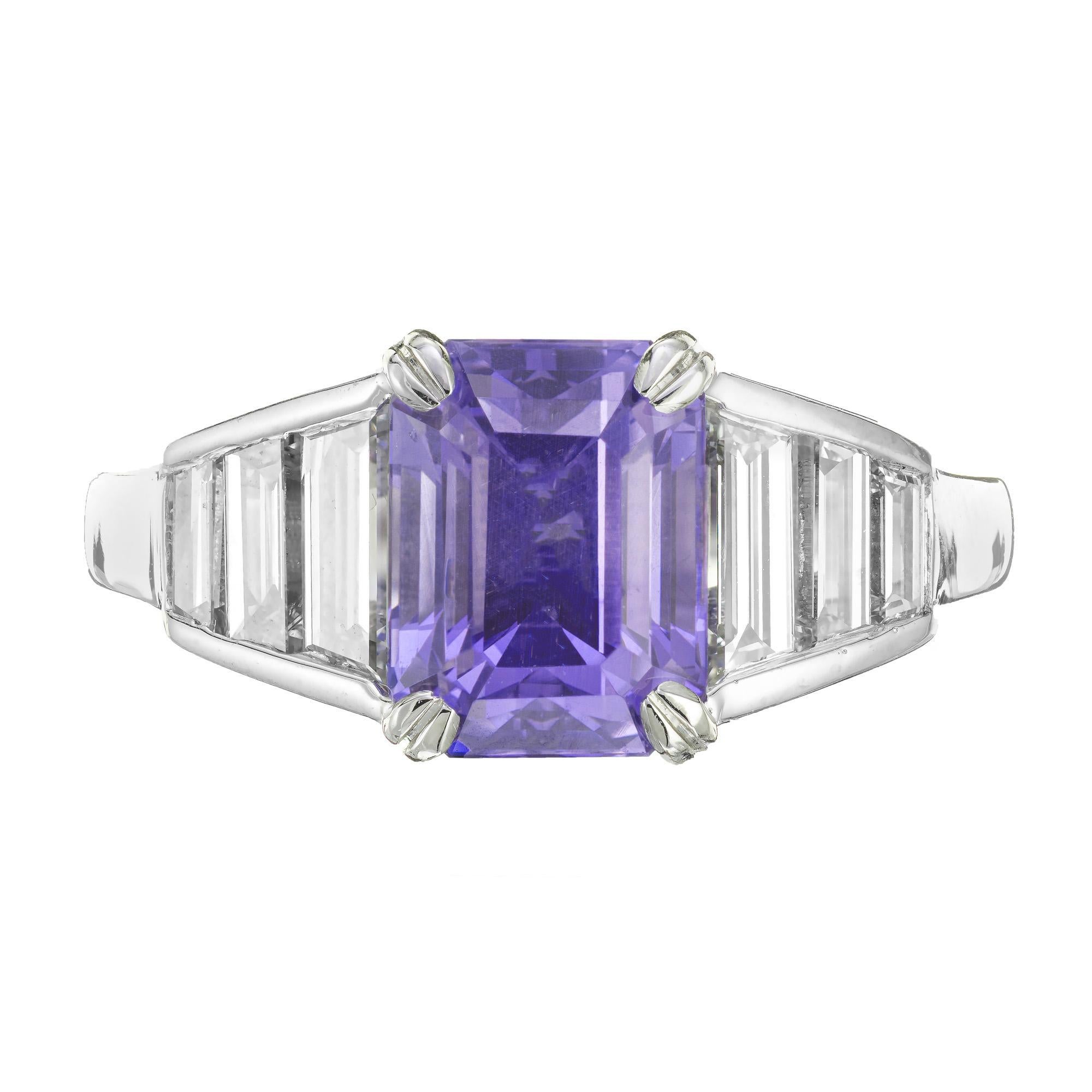 Bague de fiançailles en saphir taille émeraude et diamant. Saphir bleu violet naturel certifié GIA serti dans une monture en platine avec 6 diamants baguettes de taille émeraude. 

1 Saphir bleu violet taille émeraude, poids total approx. 3,67cts,