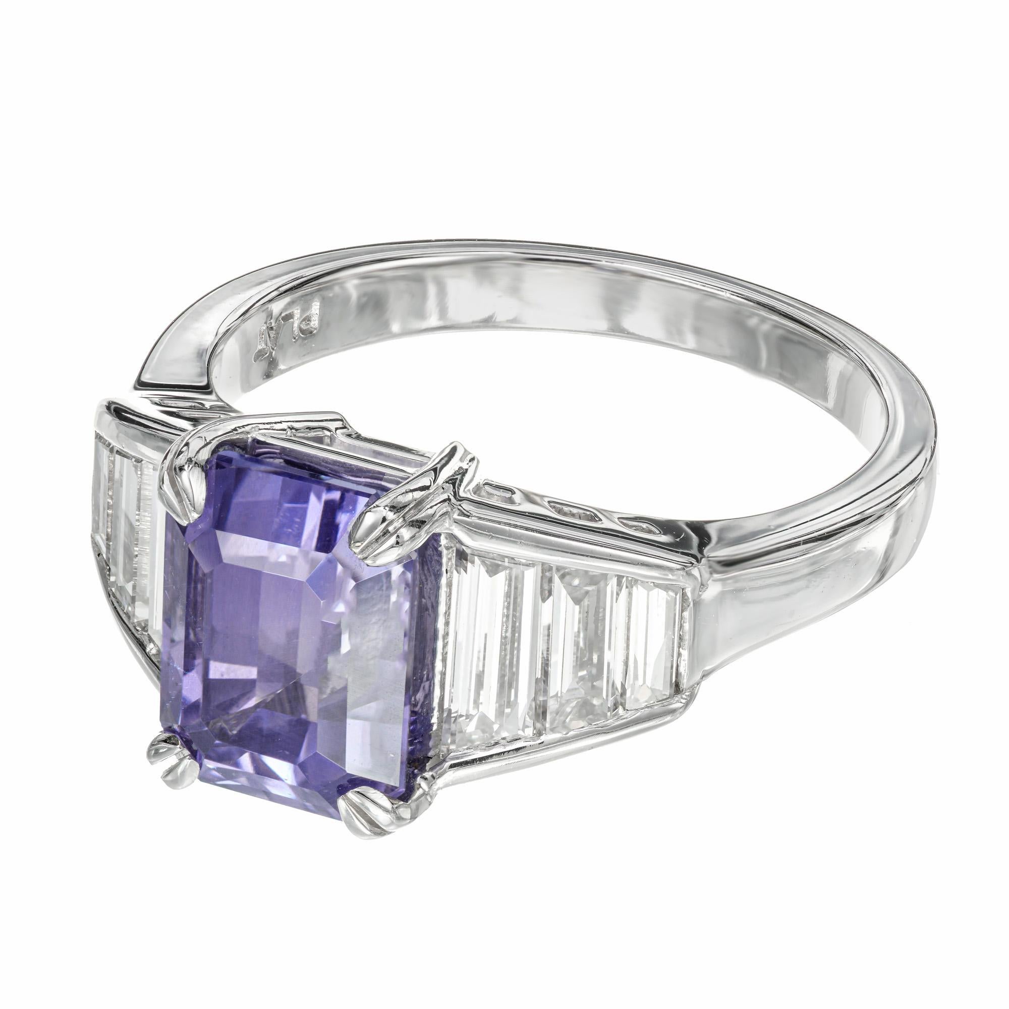 Taille baguette Bague de fiançailles en platine avec saphir bleu violet de 3,67 carats certifié GIA et diamants en vente