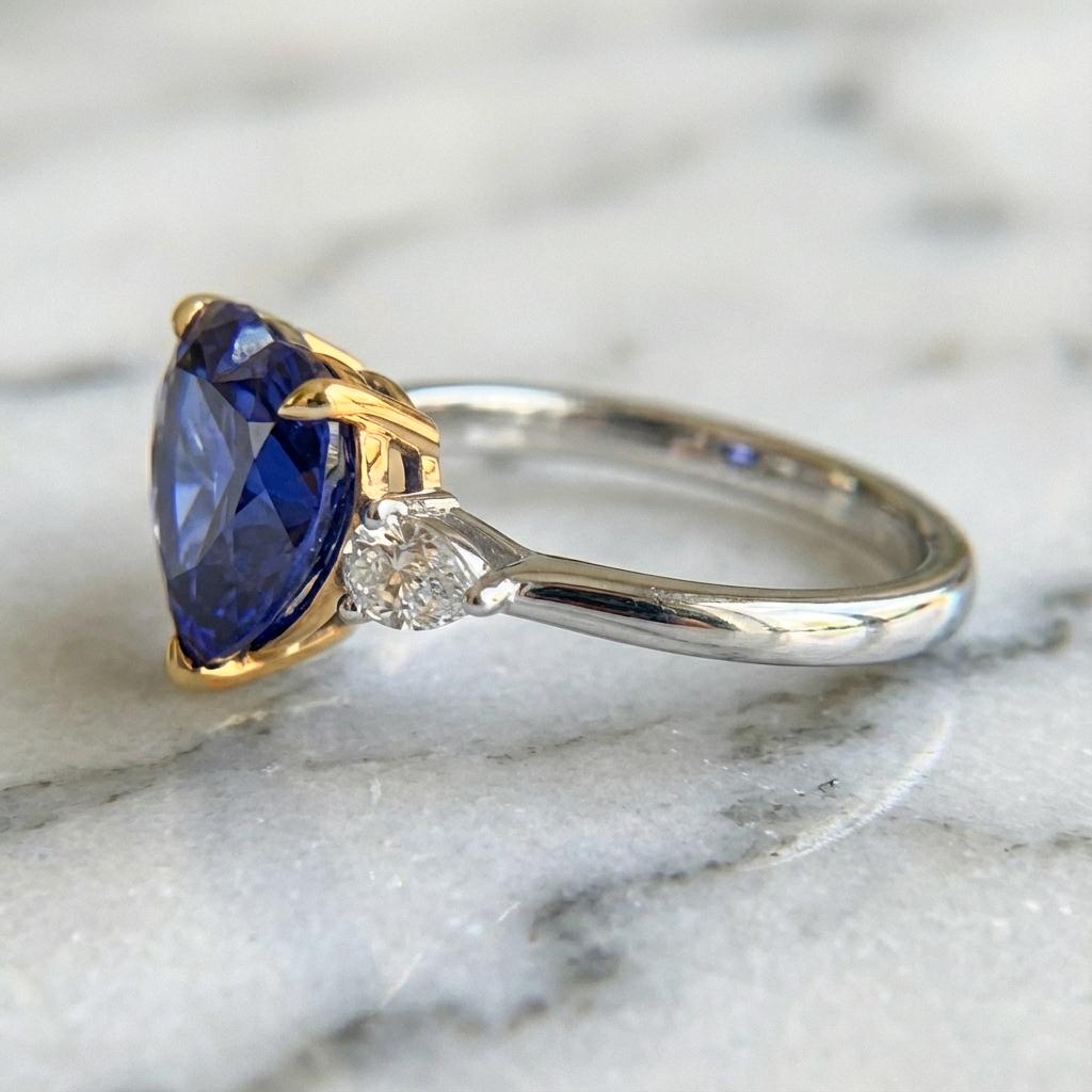 Dieser exquisite Ring ist ein Meisterwerk von zeitloser Eleganz und präsentiert einen 3,70-karätigen, herzförmigen Saphir von leuchtend blauem Farbton, der von GIA als natürlich und unbehandelt zertifiziert wurde. Der Saphir, der meisterhaft