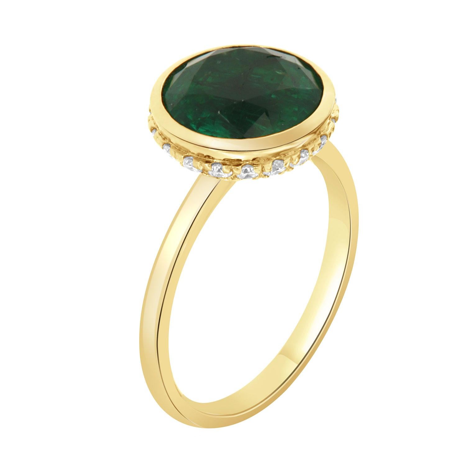 Dieser wunderschöne Ring aus 18 Karat Gelbgold ist mit einem GIA-zertifizierten, runden grünen Smaragd von 3,72 Karat besetzt.  Ein versteckter Halo aus runden Brillanten umgibt die Krone auf einem 2,00 mm breiten Band. 
Das Gesamtgewicht der