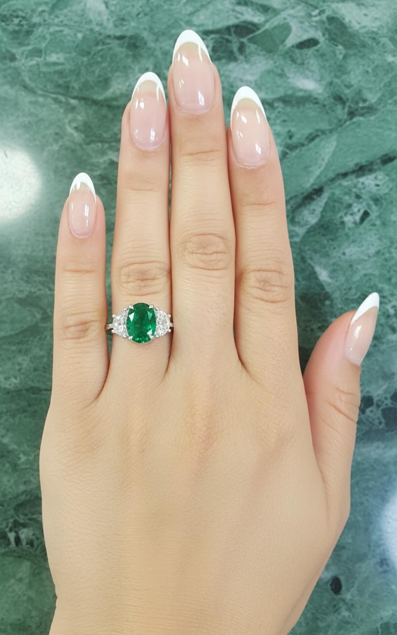 Contemporain Bague en platine certifiée GIA avec émeraude verte ovale de 3,73 carats et diamant demi-lune en vente