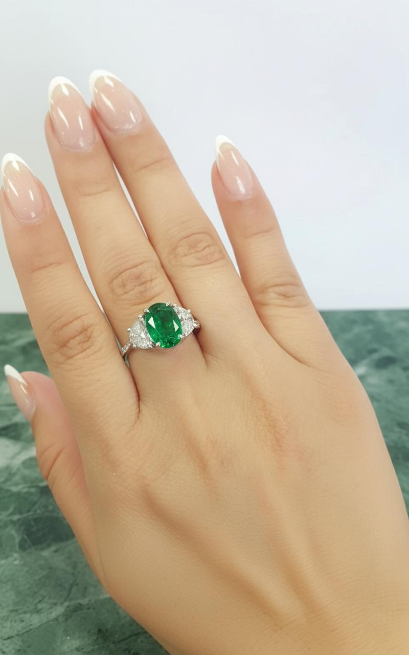 Taille ovale Bague en platine certifiée GIA avec émeraude verte ovale de 3,73 carats et diamant demi-lune en vente