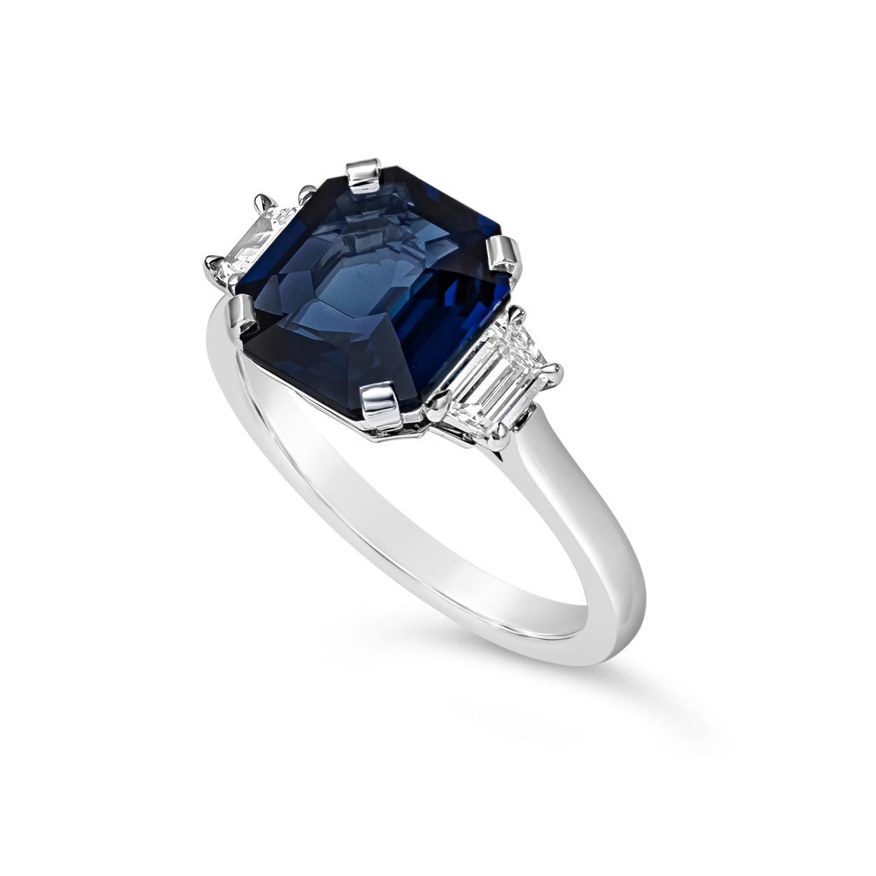 GIA zertifiziert 3,73 Karat Smaragdschliff Blauer Saphir Drei-Stein-Verlobungsring (Zeitgenössisch) im Angebot