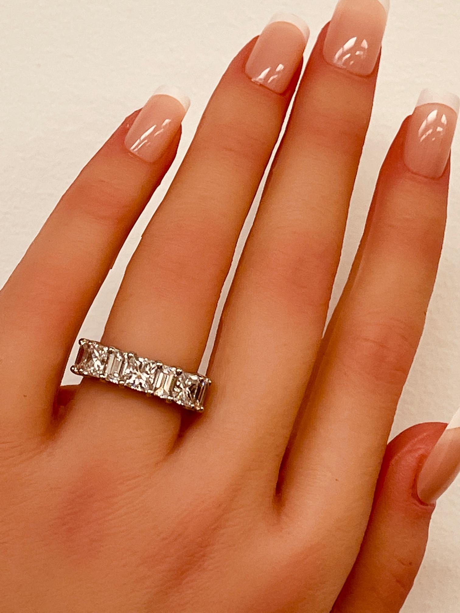 Donna 3,76 Ctw. GIA: Fascia a mezza eternità con diamanti a taglio smeraldo e principessa alternati in vendita