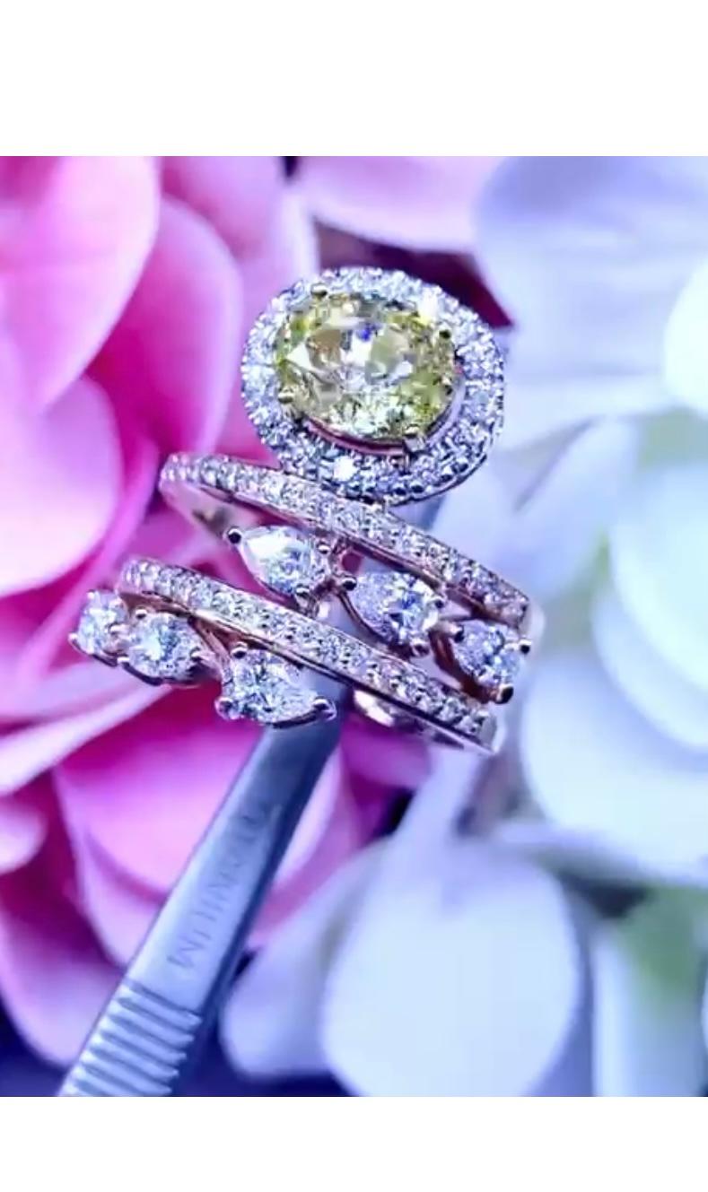 Se trata de una pieza de arte y diseño de un diseñador italiano, en oro de 18 quilates, con una talla ovalada de color amarillo parduzco de fantasía natural certificada por el GIA de 2,01 ct VS1, y diamantes de talla brillante pera y redonda de 1,76