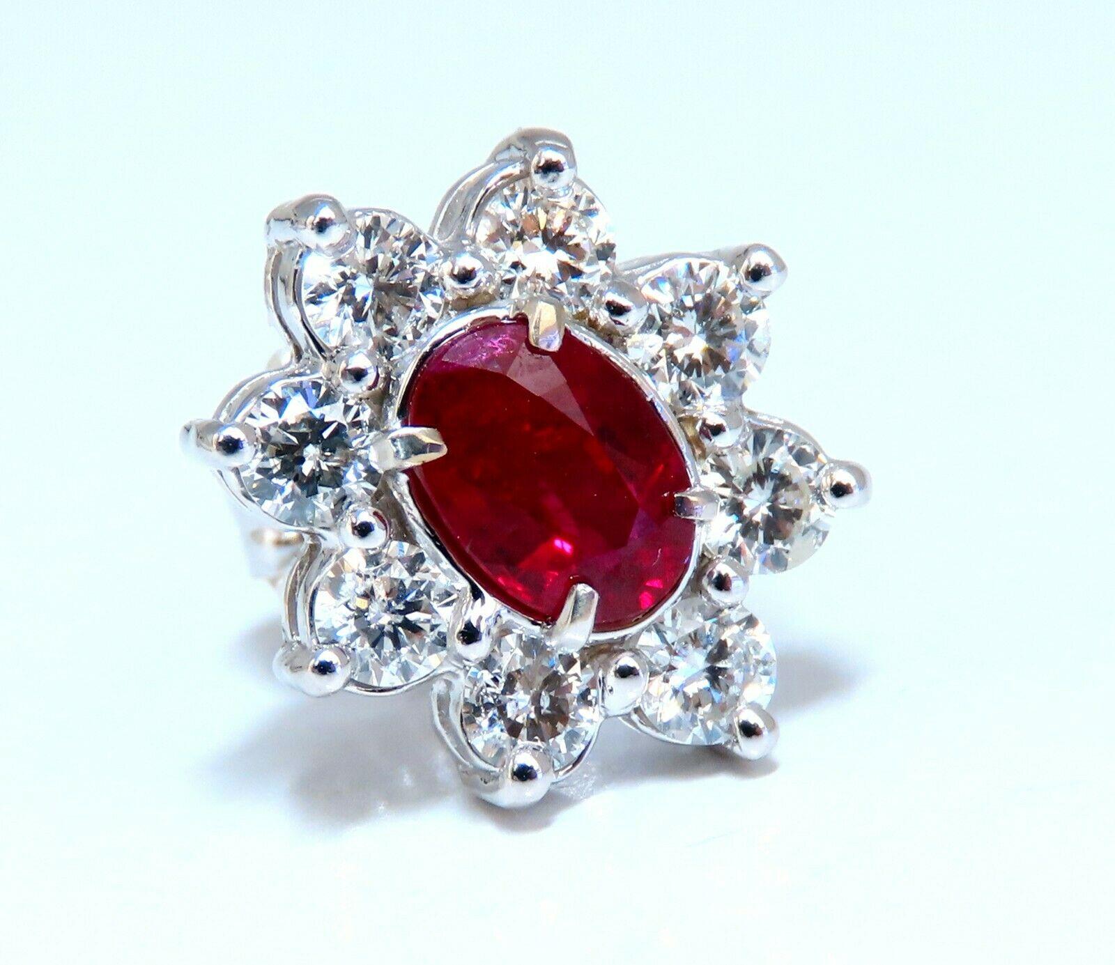 GIA-zertifizierte 3,77 Karat natürliche erhitzte Rubin-Diamant-Cluster-Ohrringe 14kt unerhitzt (Ovalschliff) im Angebot