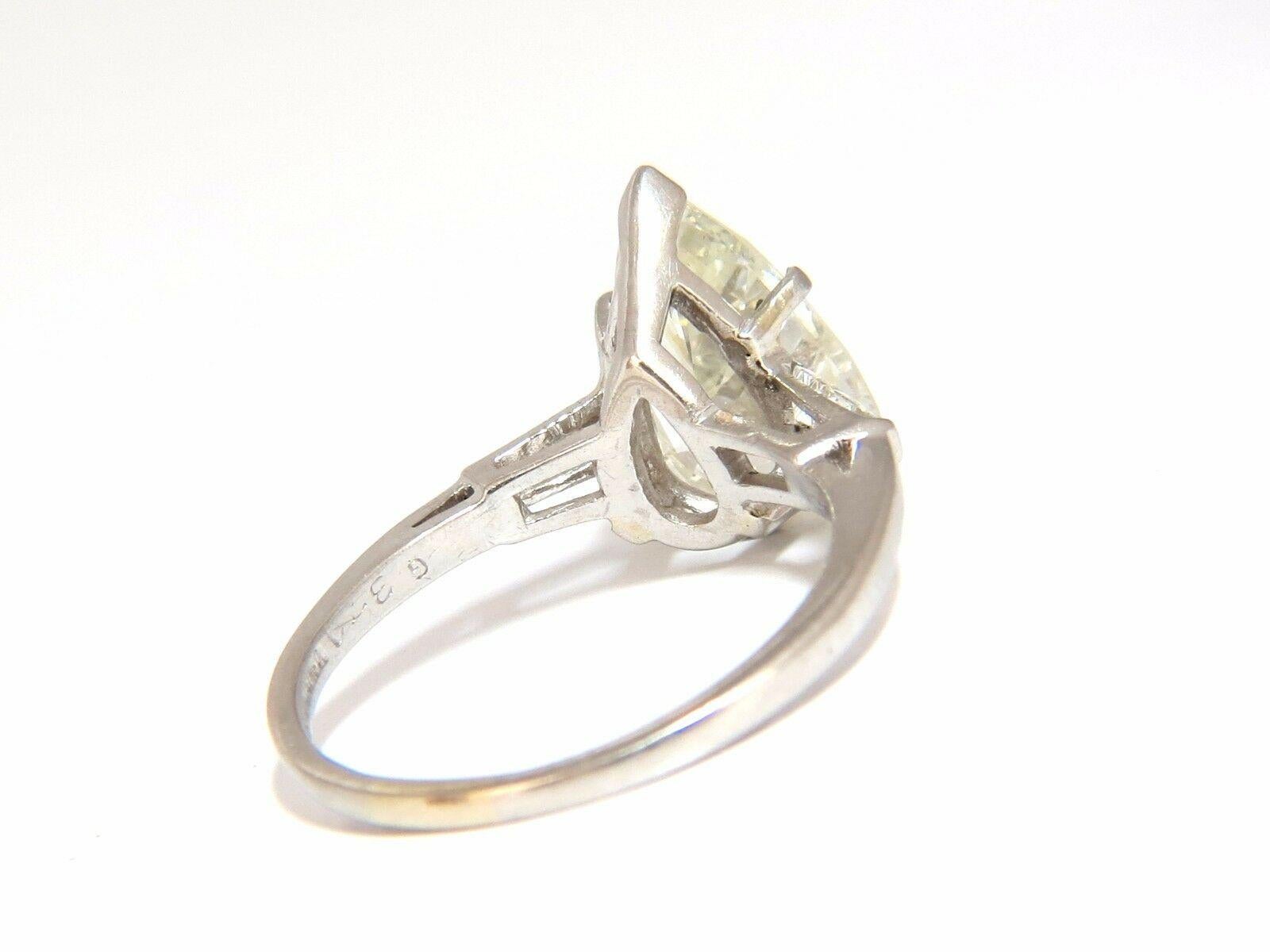 Bague de fiançailles classique en platine avec diamant en forme de poire de 3,77 carats certifié par le GIA en vente 1
