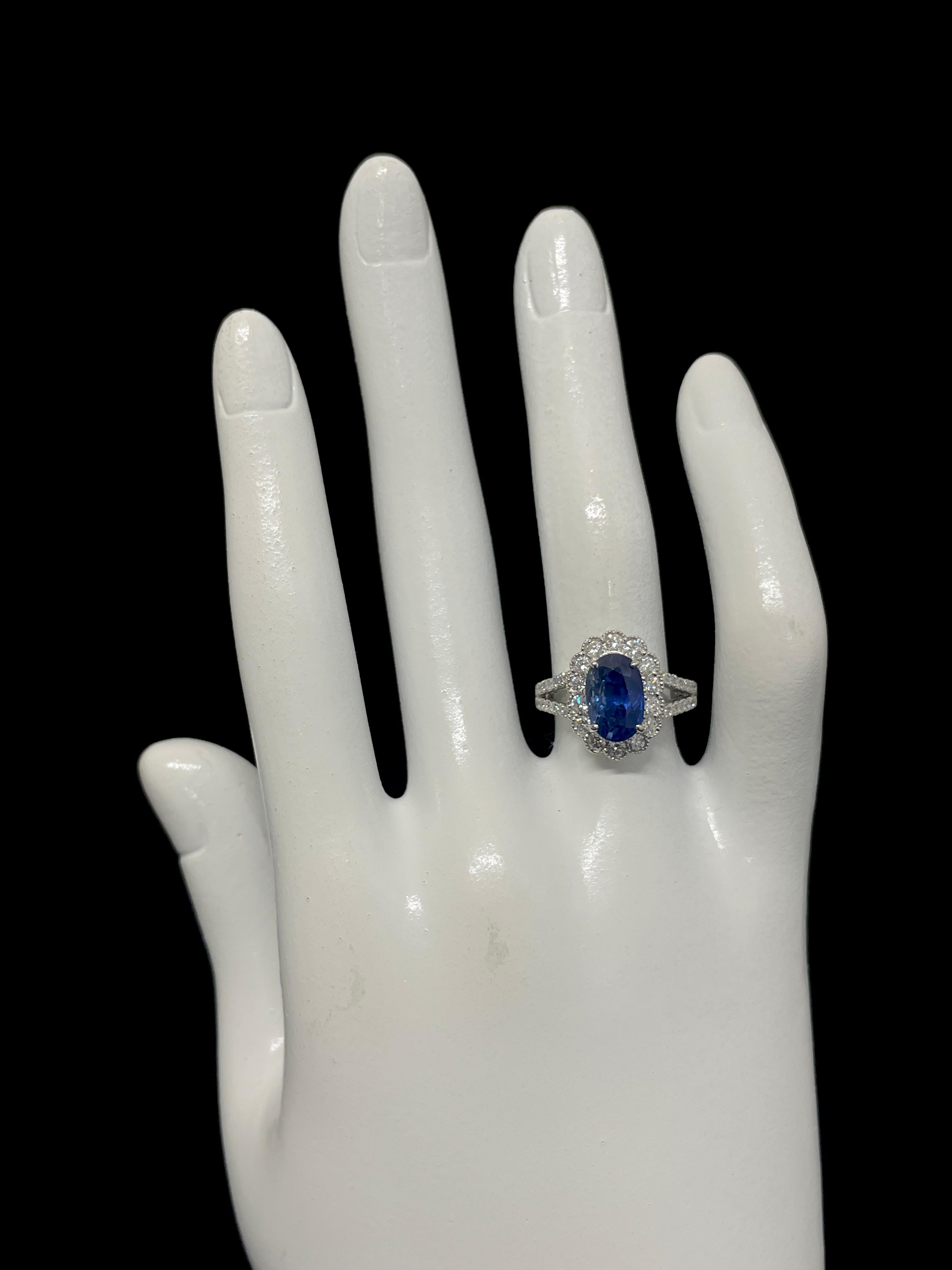 Bague en platine sertie d'un saphir naturel de Ceylan de 3,89 carats et de diamants, certifié GIA en vente 1