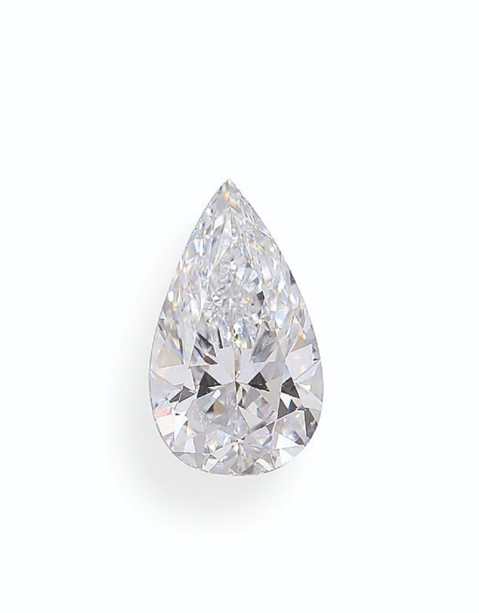 Exquisite 4.65  pear shaped diamond certified by GIA accompained by two very pure and natural trillion diamonds at each side.


