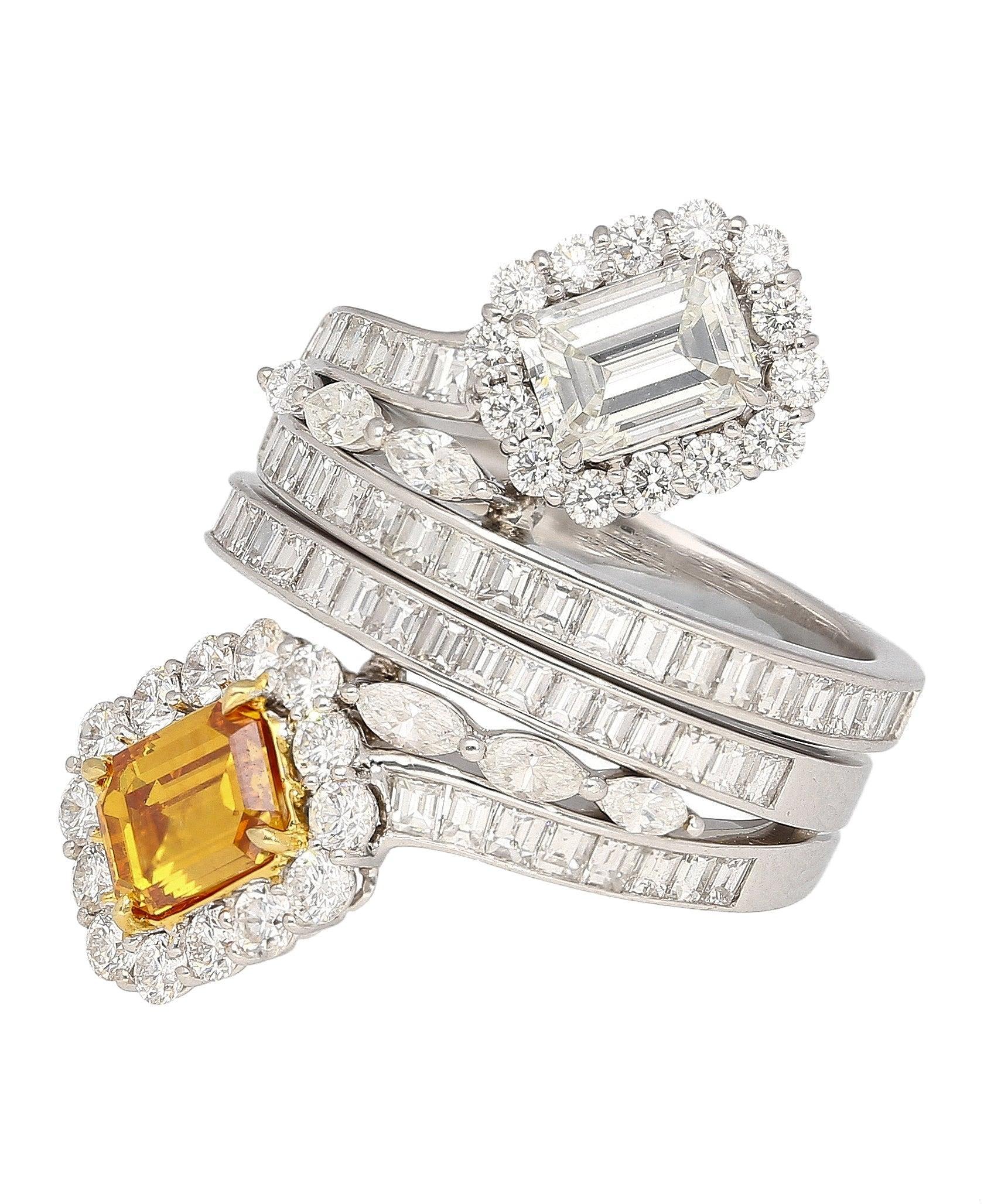 Un anello di fidanzamento staccabile in due pezzi in oro massiccio 18 carati. Ogni fascia contiene una pietra centrale certificata GIA e può essere impilata o indossata all'unisono. Con 3,81 carati di diamanti naturali. Il diamante arancione è un