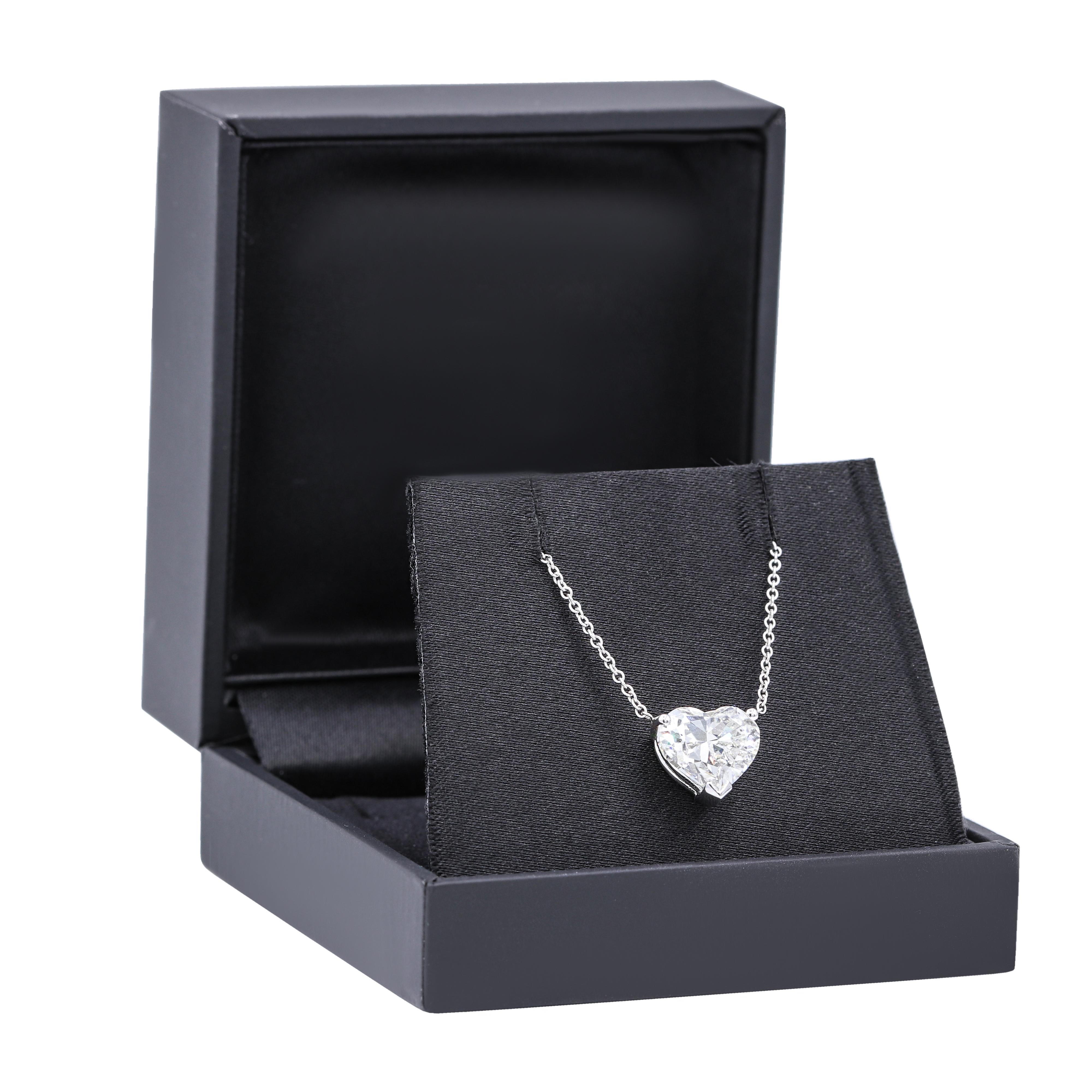 Pendentif en or blanc 18KT avec diamant en forme de coeur, certifié GIA 3.01Ct I-SI2  Diamant taillé en cœur avec une chaîne en or blanc.
Diana M-One est un magasin unique pour tous vos achats de bijoux, proposant une gamme de bagues, boucles