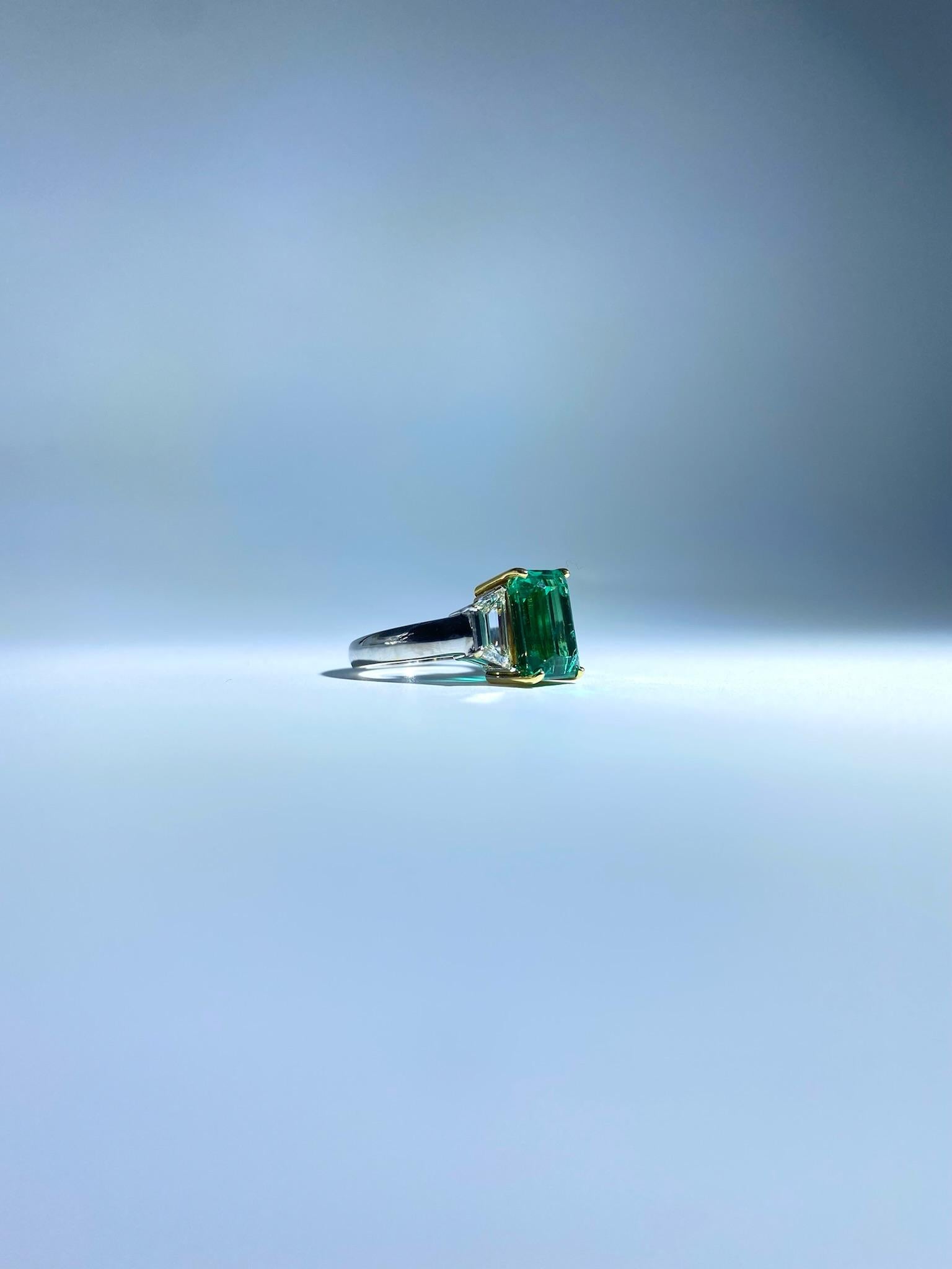 GIA Certified 3.84 Carat Natural Colombian Emerald and Diamond 18K Gold Ring In New Condition For Sale In New York, NY