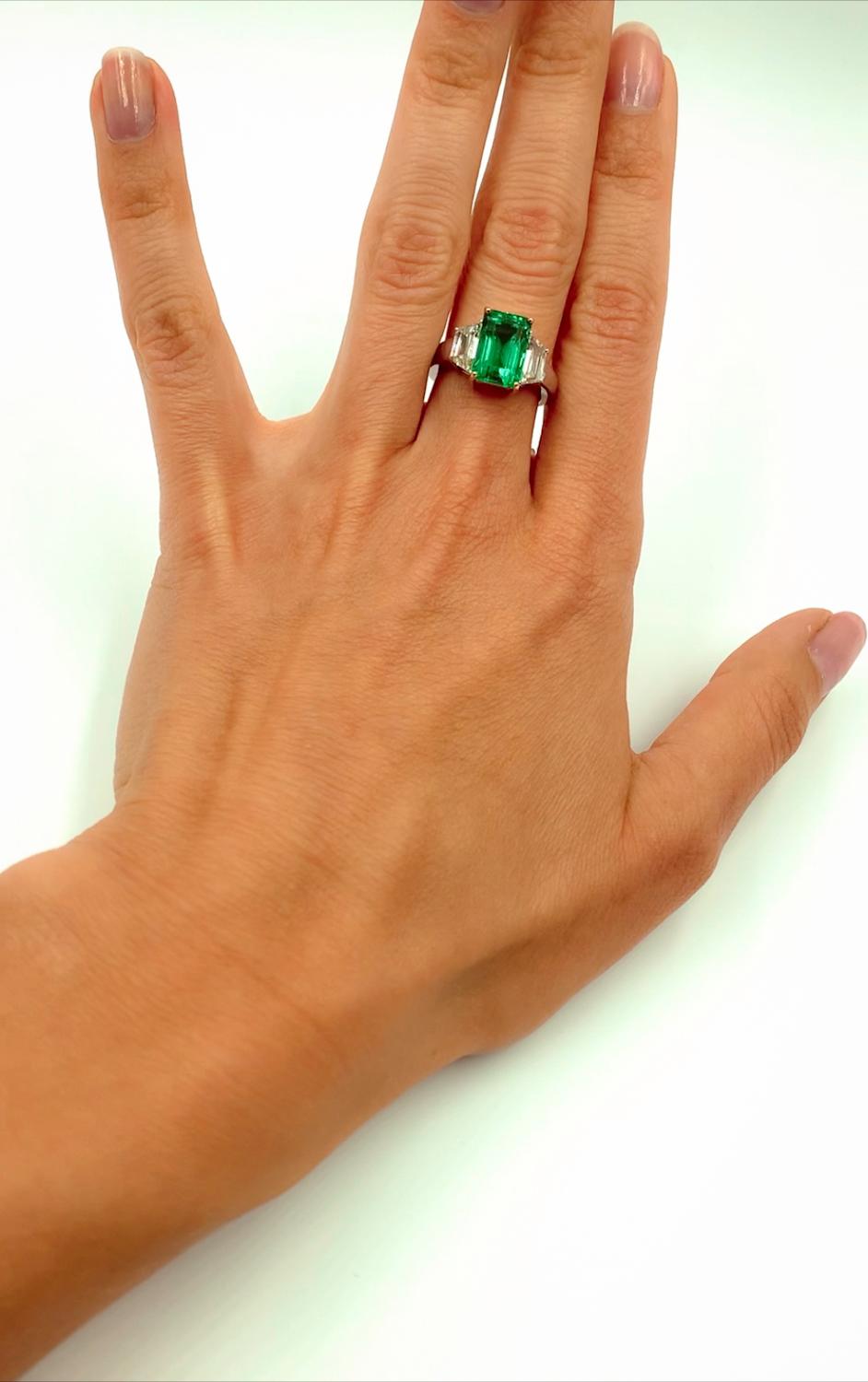 Women's or Men's GIA Certified 3.84 Carat Natural Colombian Emerald and Diamond 18K Gold Ring For Sale