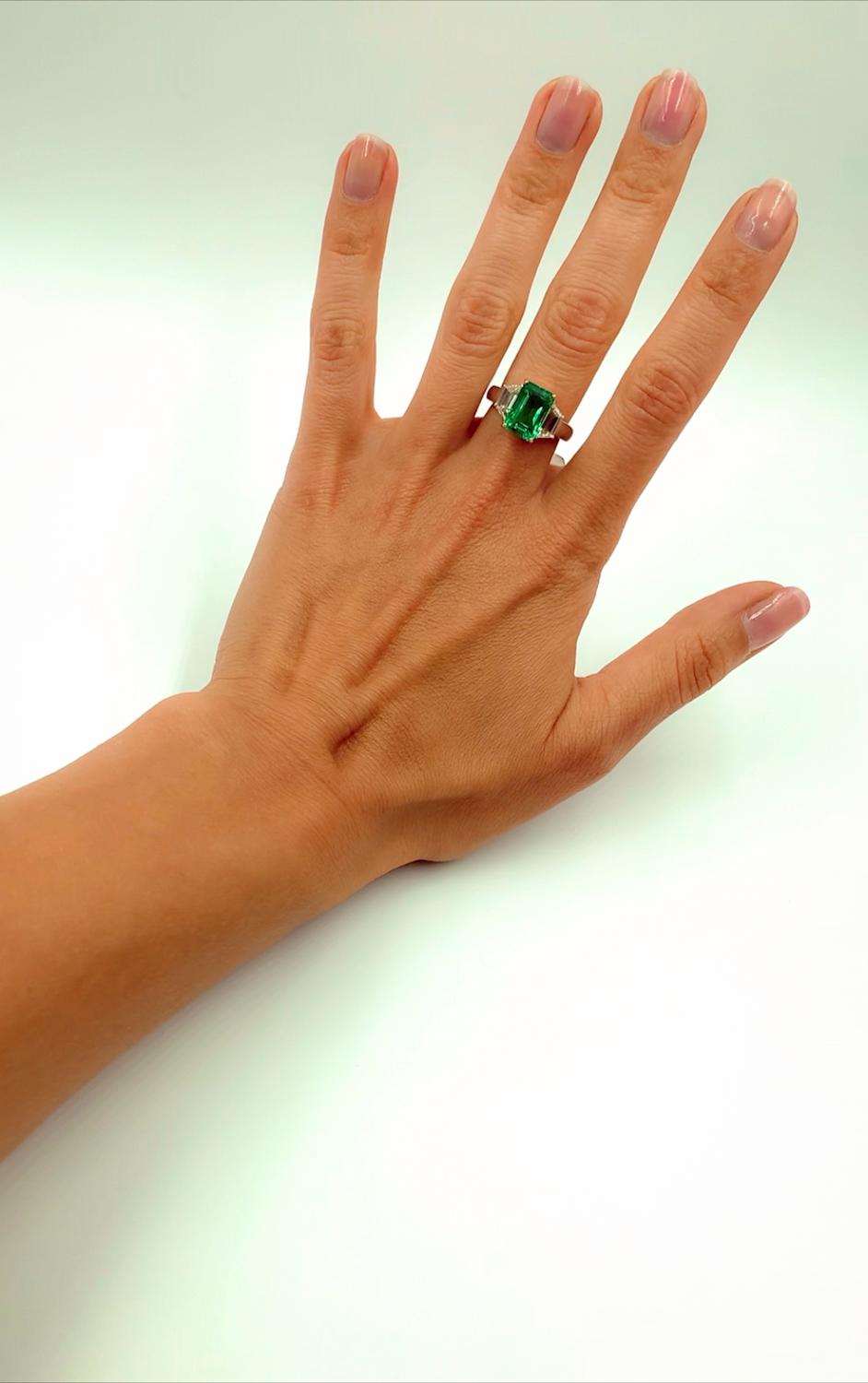 GIA Certified 3.84 Carat Natural Colombian Emerald and Diamond 18K Gold Ring For Sale 1