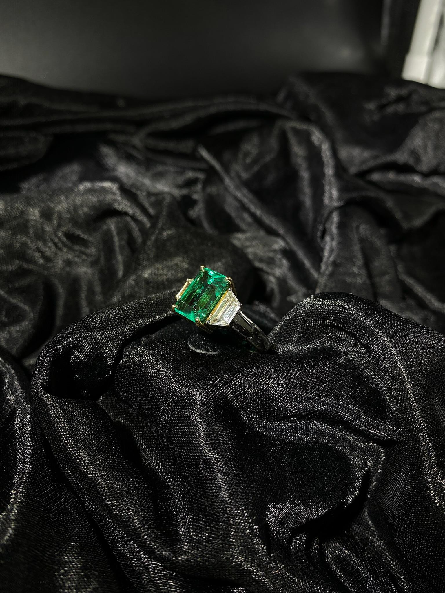 GIA Certified 3.84 Carat Natural Colombian Emerald and Diamond 18K Gold Ring For Sale 4