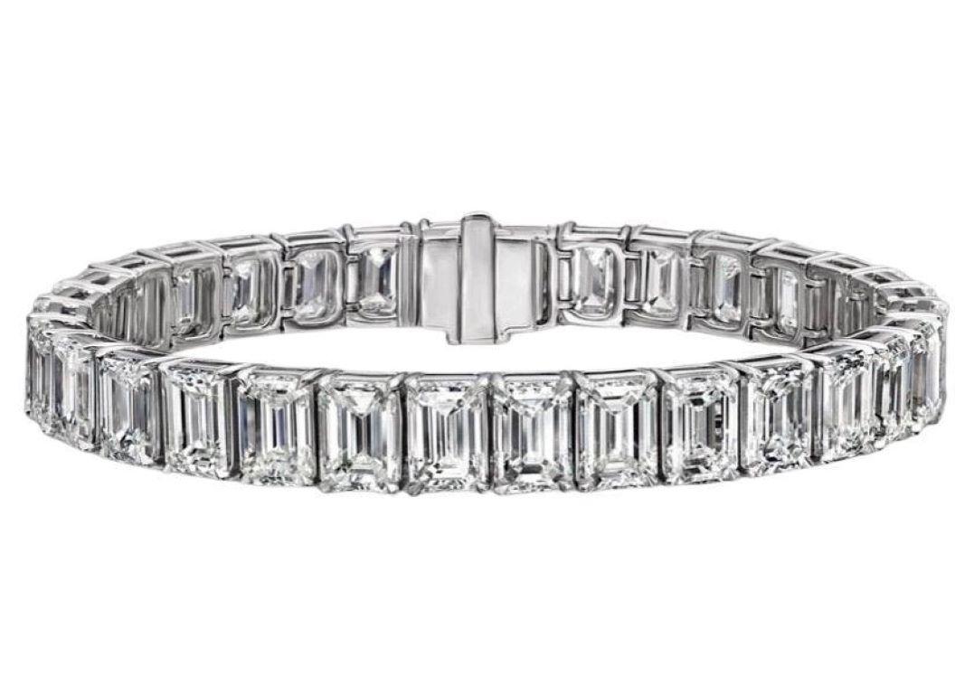 L'ultime bracelet de tennis en diamants. 

Des diamants taille émeraude parfaitement taillés et parfaitement assortis dans un bracelet tennis en ligne droite.
32 diamants, chacun pesant plus de 1,20 carat et présentant une couleur H-J et une pureté