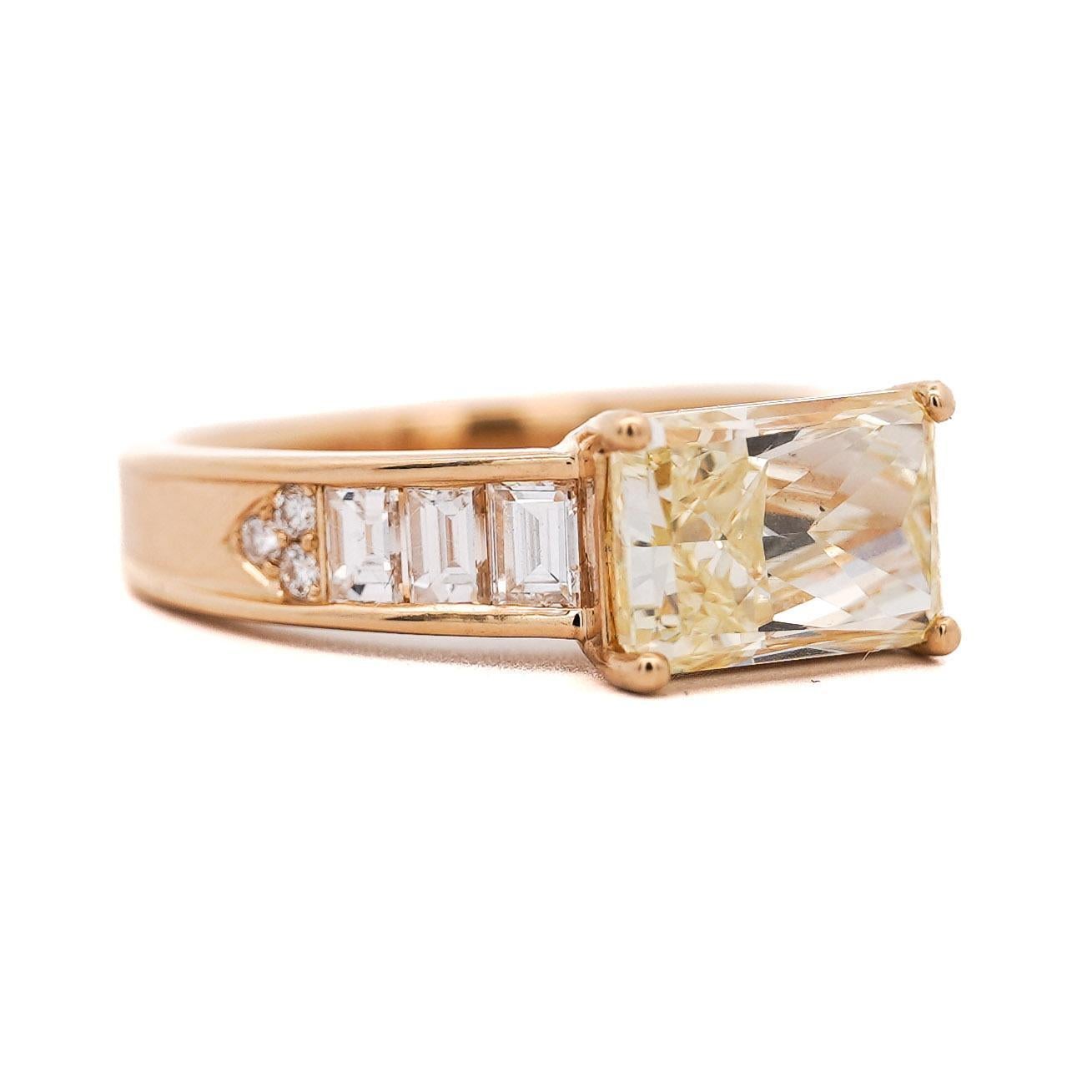 Taille radiant Bague East West en or 18 carats certifiée GIA avec diamant jaune de 3,86 carats en vente