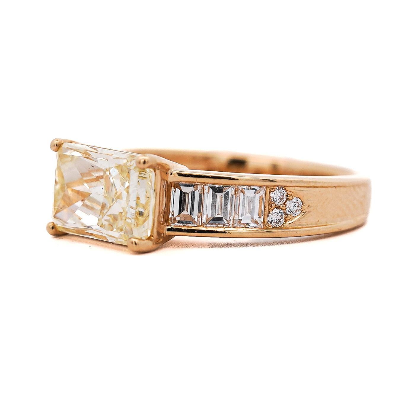 Bague East West en or 18 carats certifiée GIA avec diamant jaune de 3,86 carats Excellent état - En vente à Miami, FL