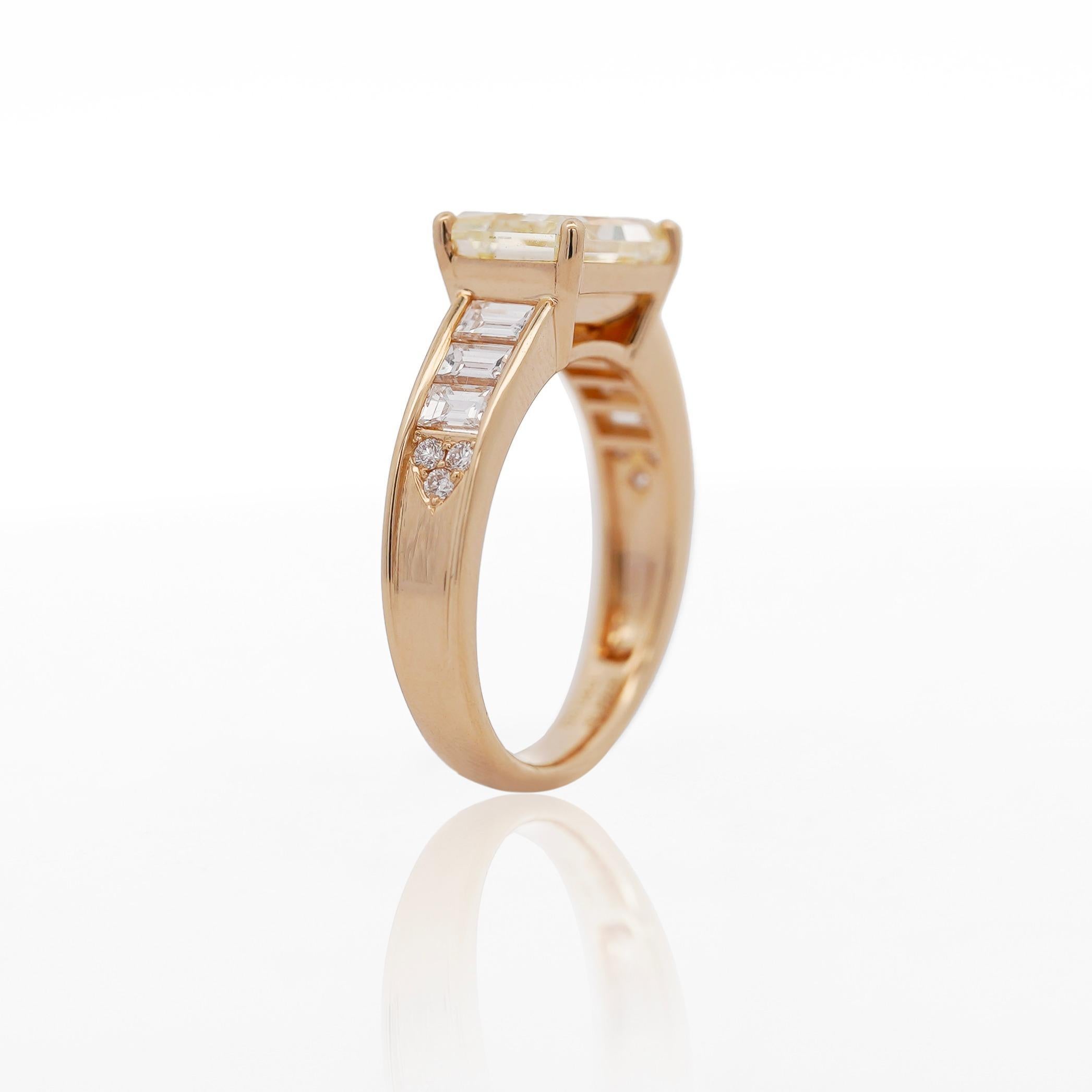 Bague East West en or 18 carats certifiée GIA avec diamant jaune de 3,86 carats Pour femmes en vente