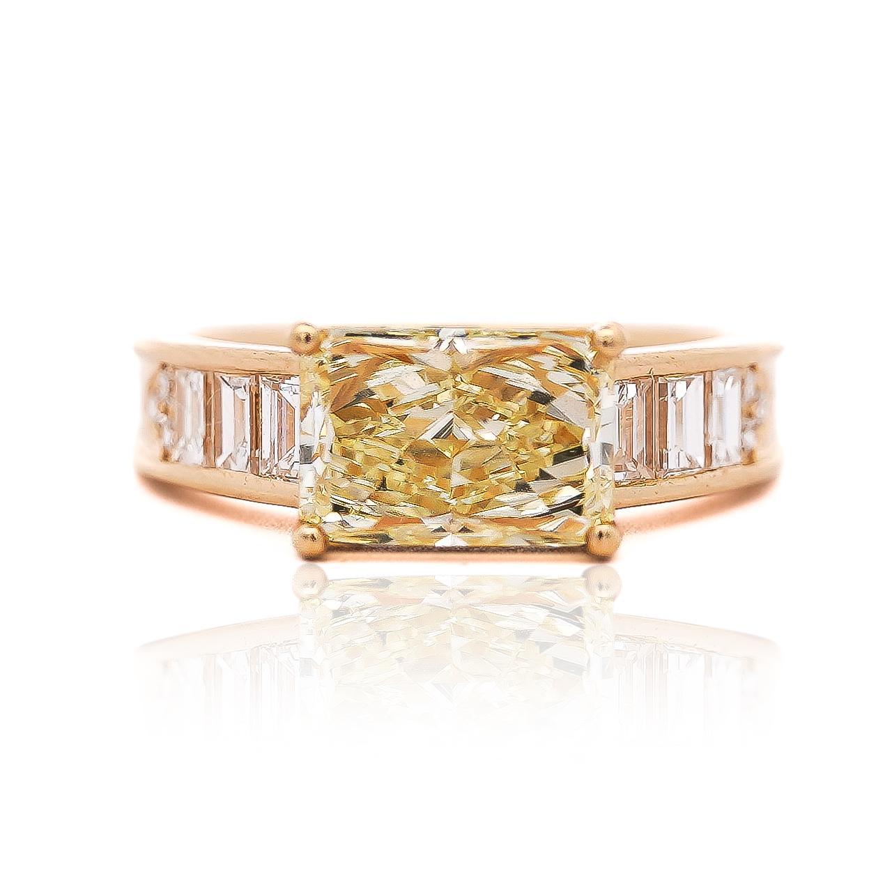 Bague East West en or 18 carats certifiée GIA avec diamant jaune de 3,86 carats en vente 1