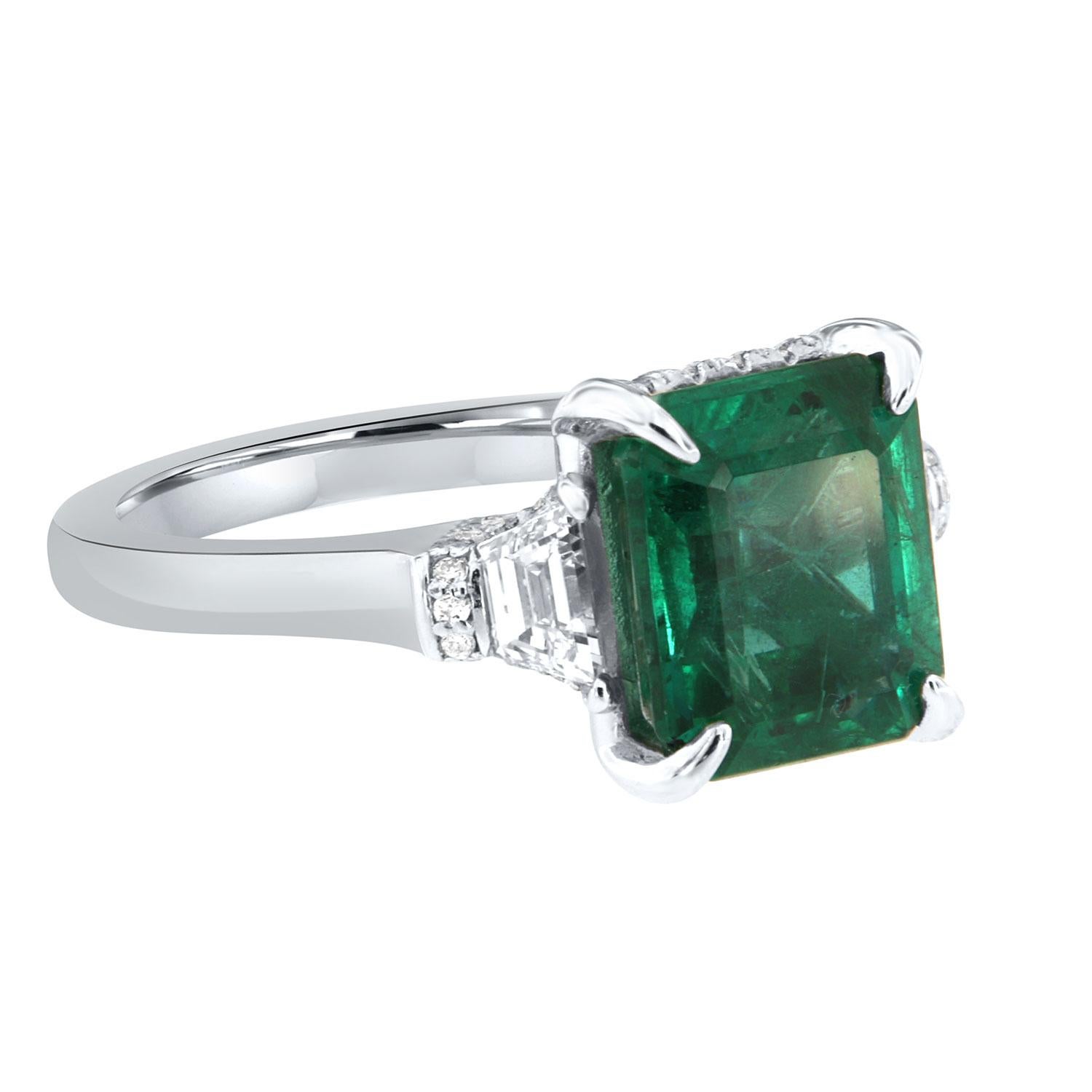 Platinring, GIA zertifizierter 3,87 Karat grüner Smaragd Trapez-Diamant (Smaragdschliff) im Angebot