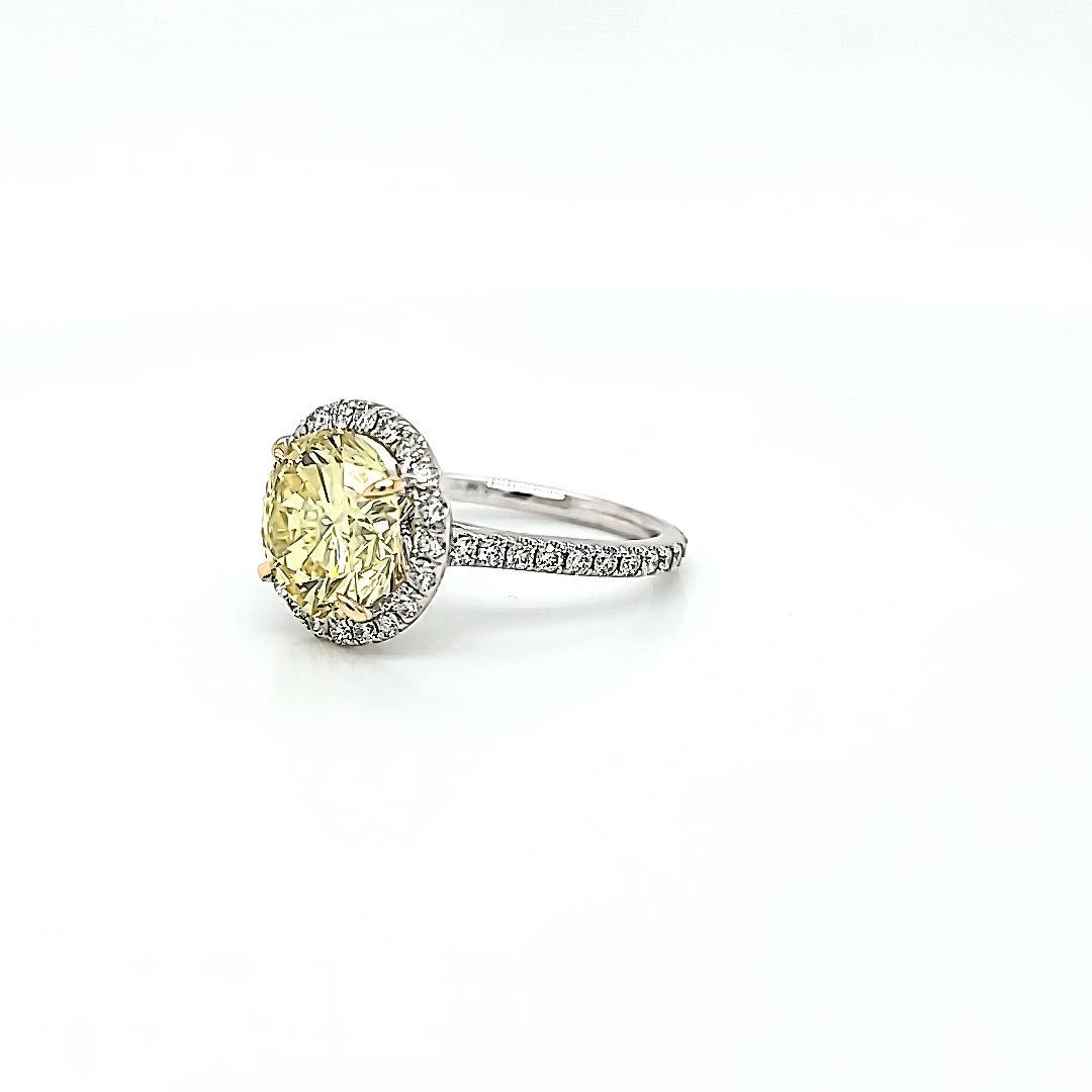 GIA Certified 3.87 Carats Fancy Yellow Diamond Ring In New Condition For Sale In New York, NY