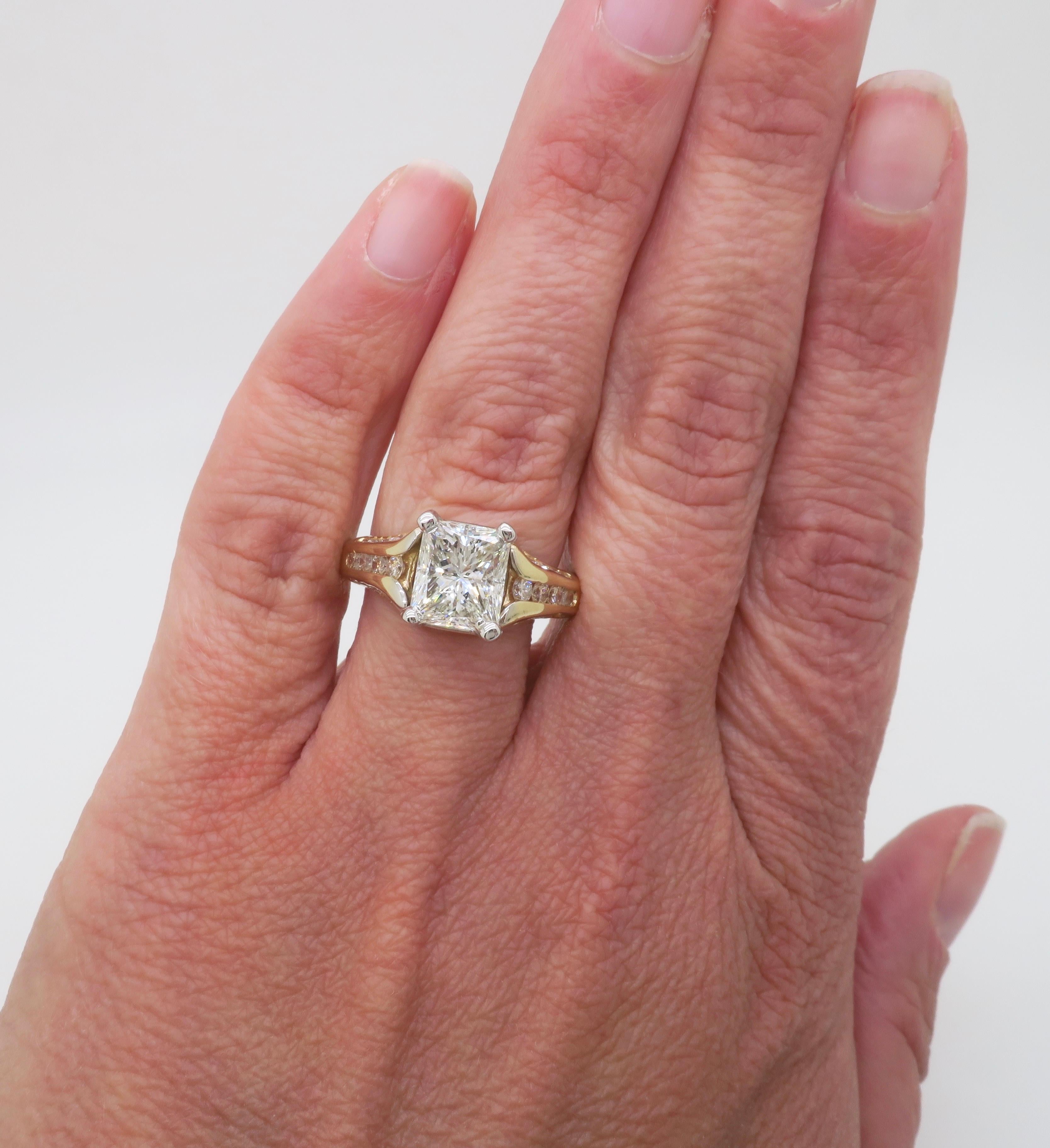 Atemberaubende benutzerdefinierte 3.87CTW Erde Mined GIA Certified Diamond Ring in Gelbgold gefertigt. 

Zentrum Diamant Karat Gewicht: 3.02ct Erde abgebaut
Zentrum Diamantschliff: Länglicher Prinzess-Schliff
Farbe des zentralen Diamanten: I
Zentrum