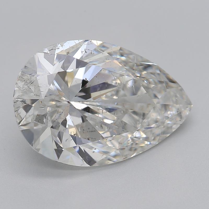 Fabriquée à la main à New York, cette bague en diamant est une superbe vitrine de l'artisanat et de l'élégance. La pierre centrale est un diamant poire pesant 3,88, classé G et SI2. Le diamant est certifié GIA, ce qui garantit sa qualité et son