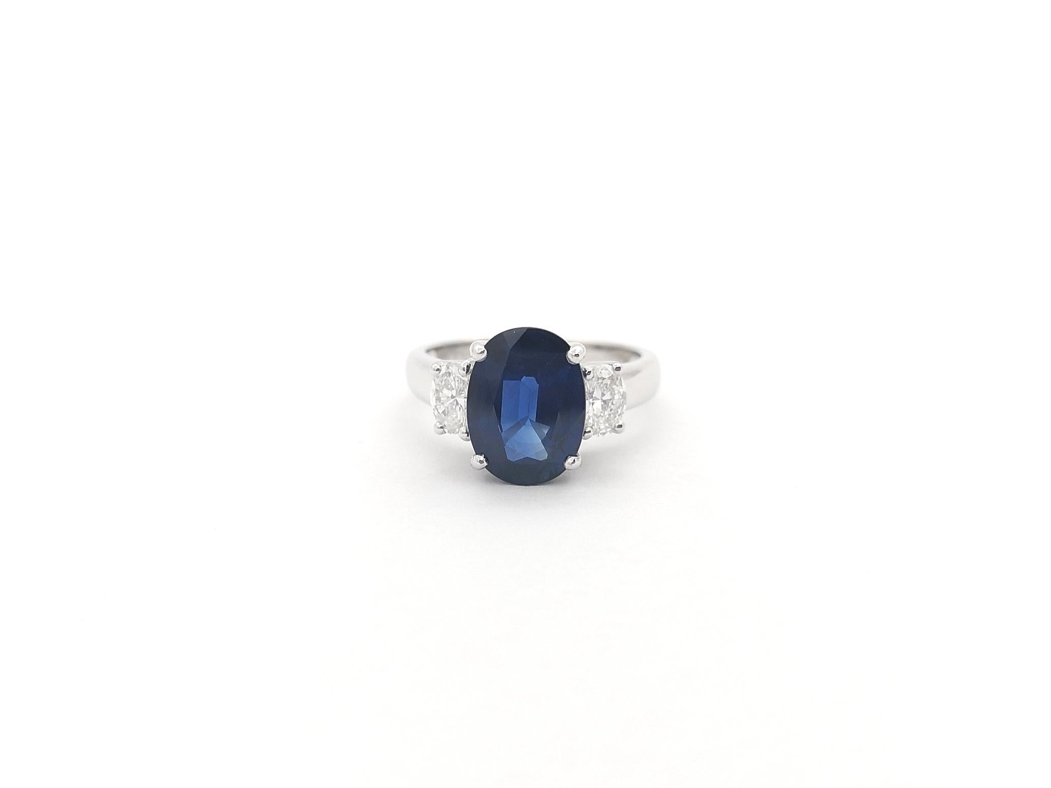 GIA Certified 3.89 cts Blue Sapphire with Diamond Ring set in Platinum 950  For Sale 3