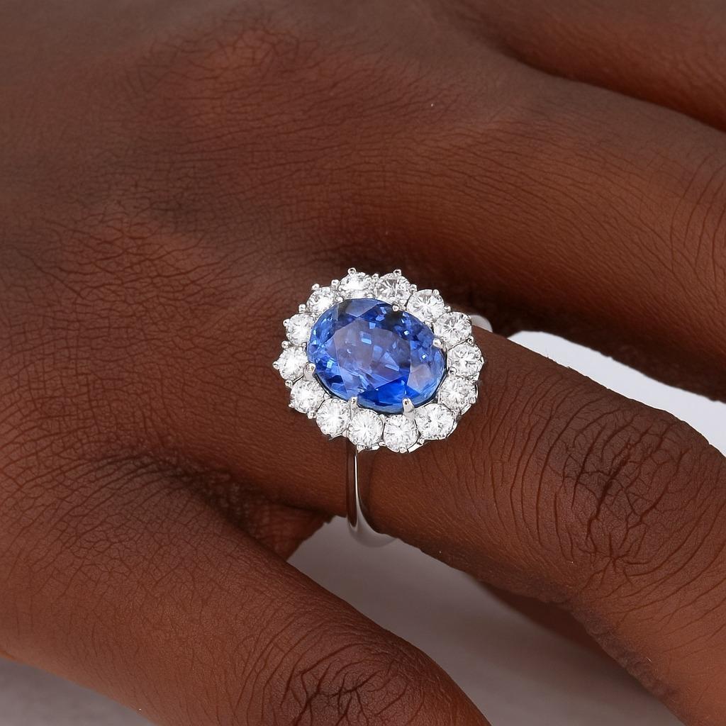 L'eccezionale anello Ceylon No-Heat Sapphire and Diamond presenta uno zaffiro blu naturale e non riscaldato di origine cingalese, ammirato per la sua eccezionale limpidezza e per la sua tonalità blu reale profondamente satura.

Il centro è