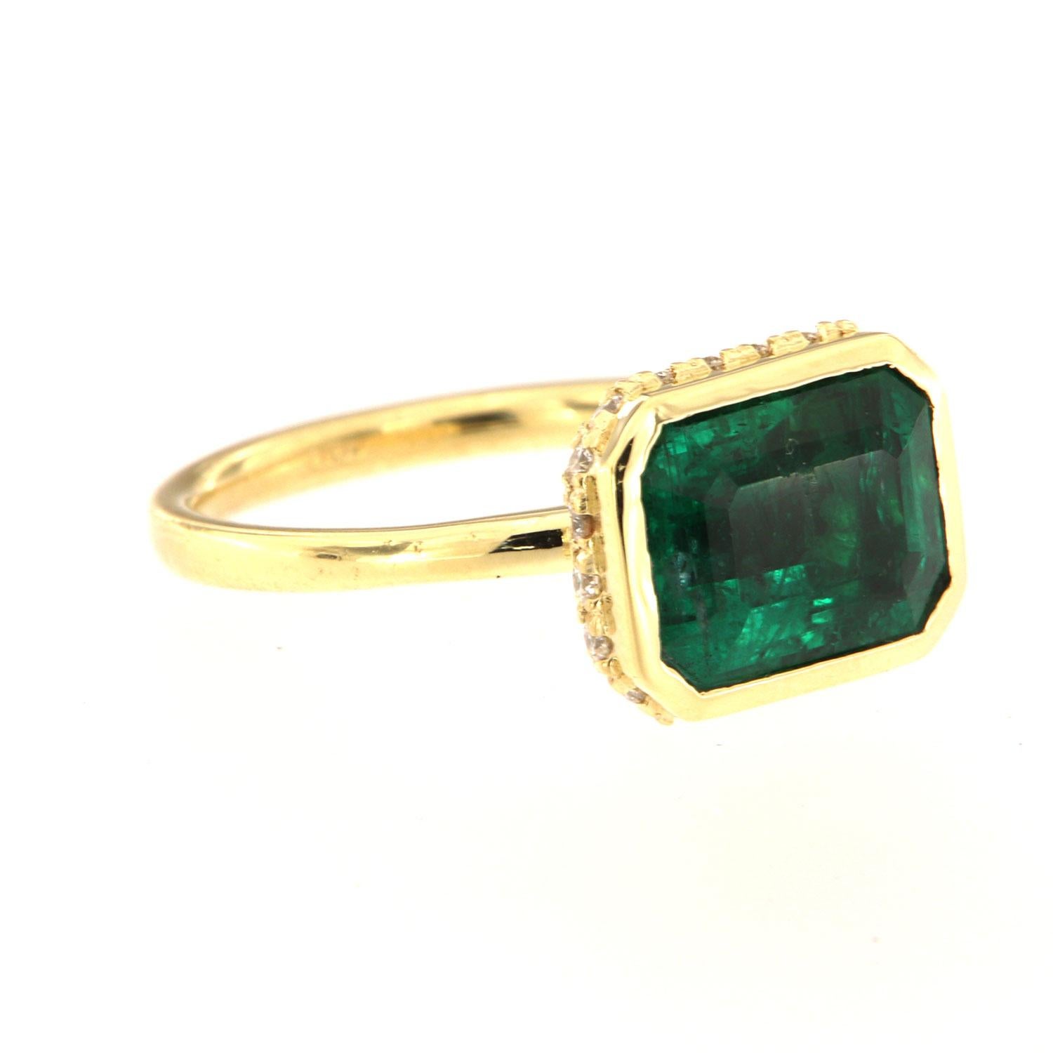 GIA-zertifizierter 3,93 Karat grüner Smaragd in der Lünette in 18K Gelbgold Diamantring (Smaragdschliff) im Angebot