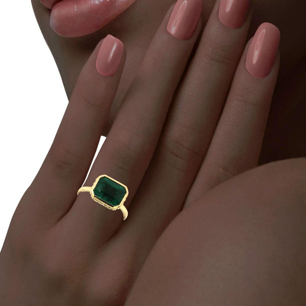 GIA-zertifizierter 3,93 Karat grüner Smaragd in der Lünette in 18K Gelbgold Diamantring im Angebot 1