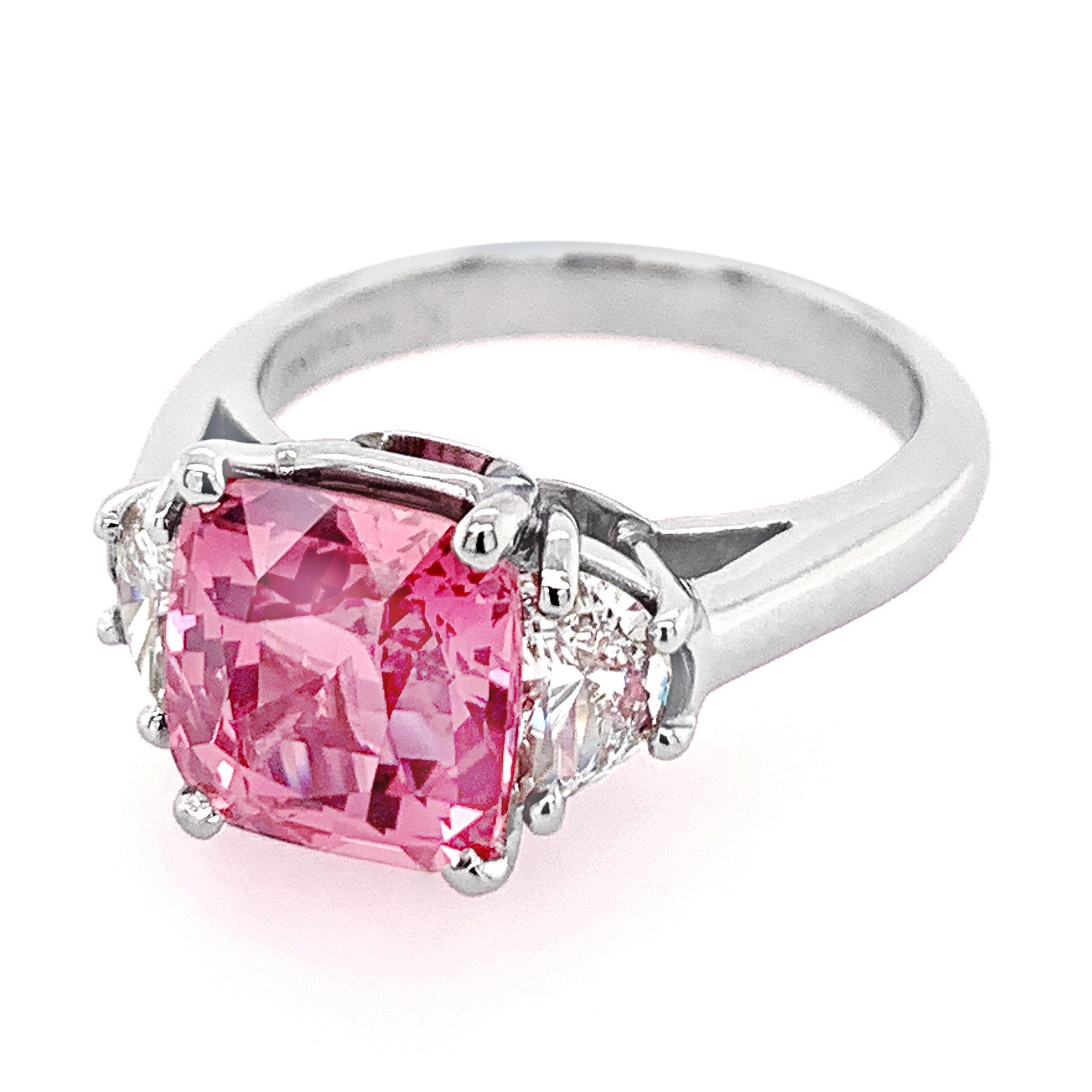GIA zertifiziert 3,95 Karat natürlichen (keine Hitze) rosa Saphir Ring. Der mittlere Saphir ist kissenförmig geschliffen. Zwei seitliche halbmondförmige Diamanten von insgesamt 0,64 Karat; Reinheit VVS2-VS1, Farbe H-I. Ring und Fassung aus Platin.

