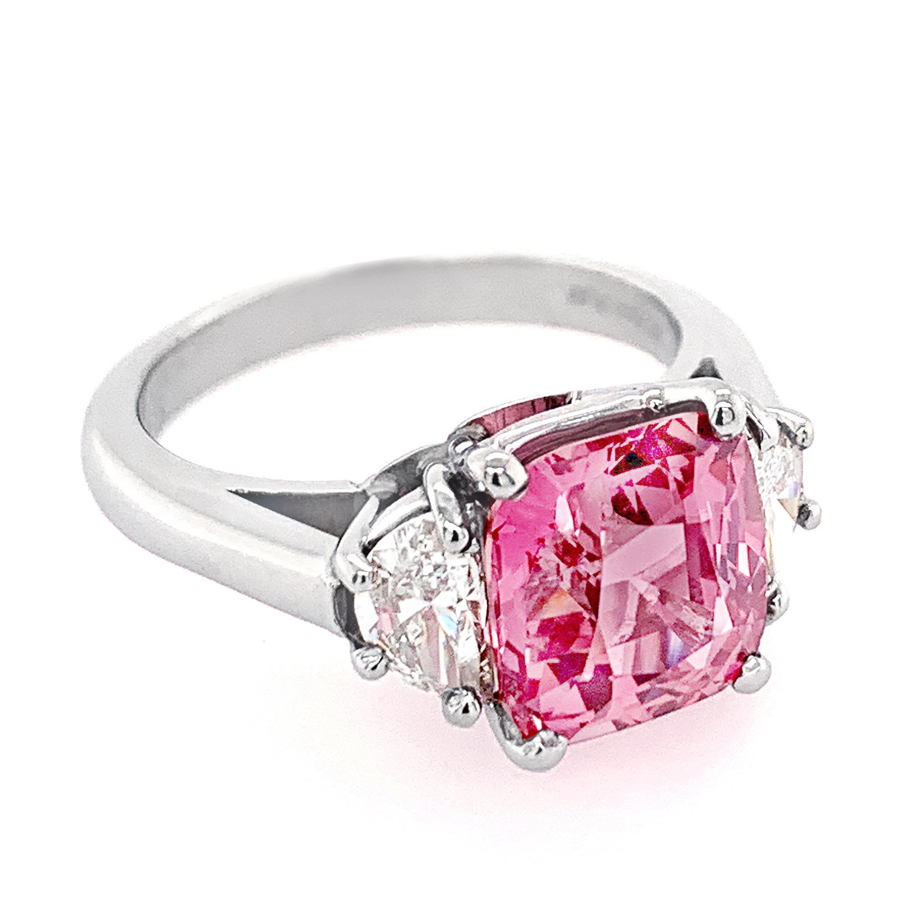 GIA-zertifizierter 3,95 Karat natürlicher rosa Saphir Ring aus Platin (Kissenschliff) im Angebot