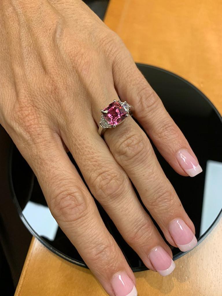 GIA-zertifizierter 3,95 Karat natürlicher rosa Saphir Ring aus Platin im Angebot 3