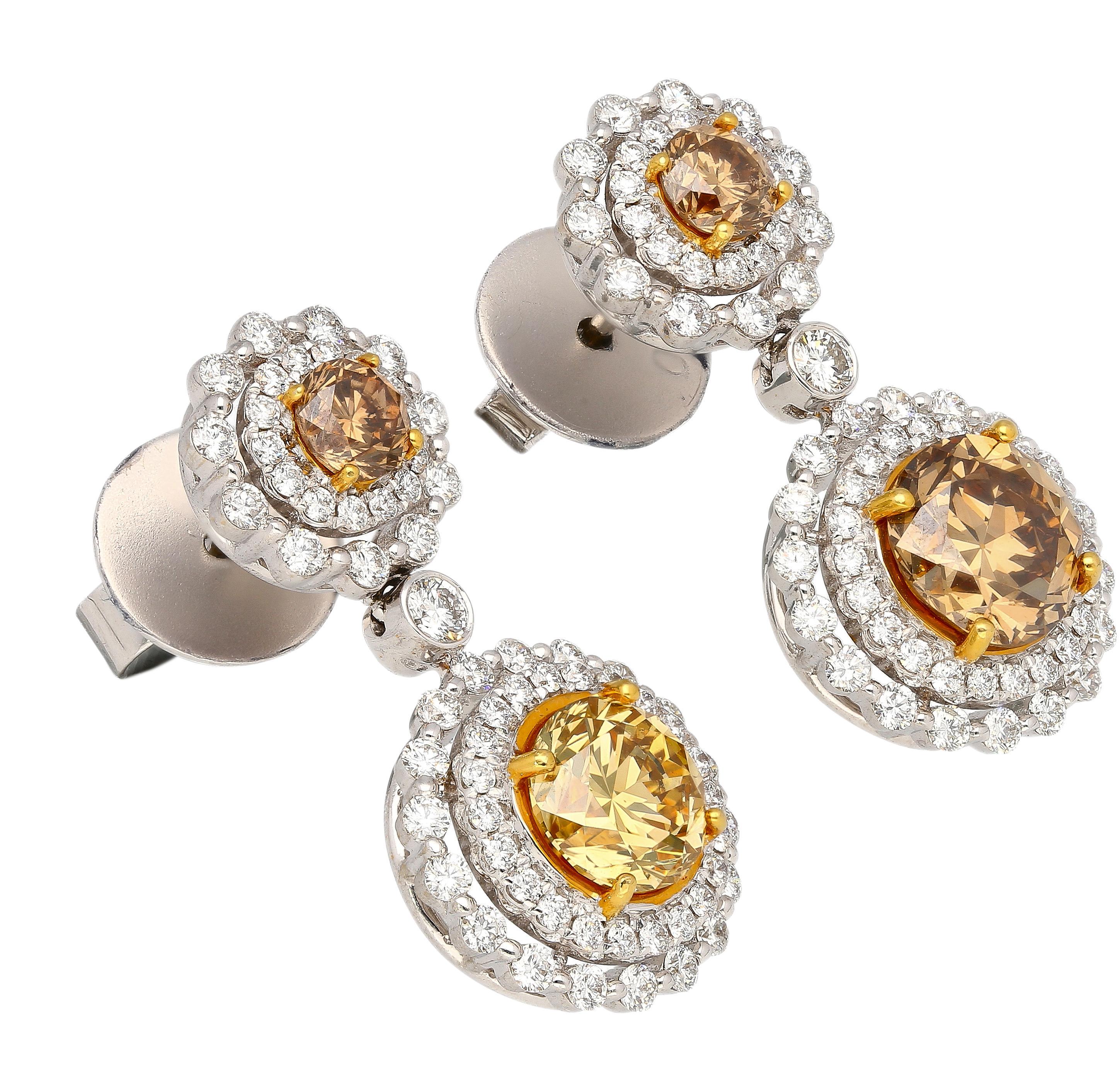 Boucles d'oreilles en forme de goutte, certifiées GIA, composées de diamants bruns à jaunes de taille ronde, d'une valeur totale de 3,96 carats. Orné de 132 diamants blancs ronds en halo et sertis en chaton, 1,09cttw. Au-dessus des pierres