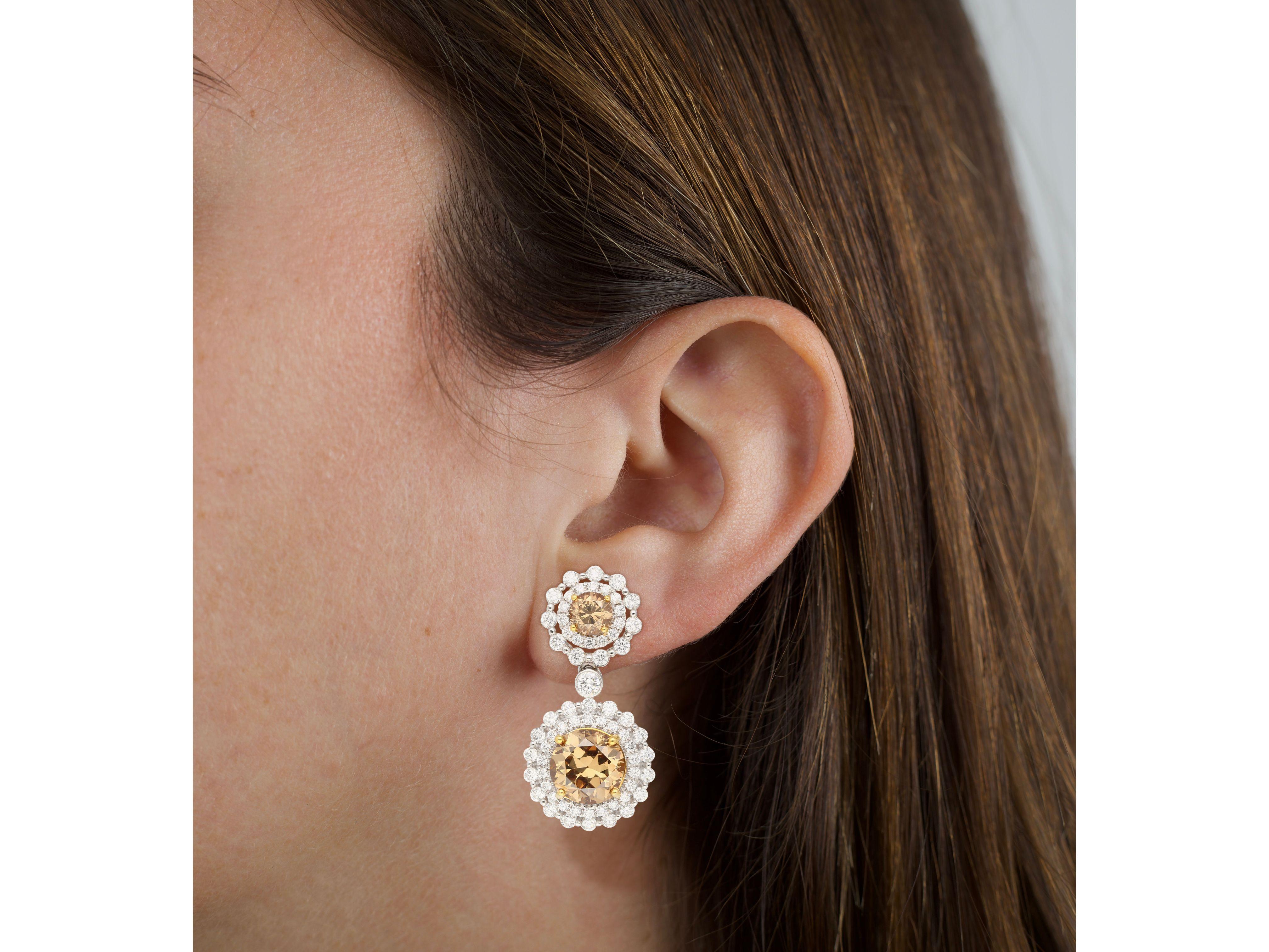 Boucles d'oreilles pendantes en diamant certifié GIA de 3,96 carats de forme ronde et de couleur brun à jaune Neuf - En vente à Miami, FL
