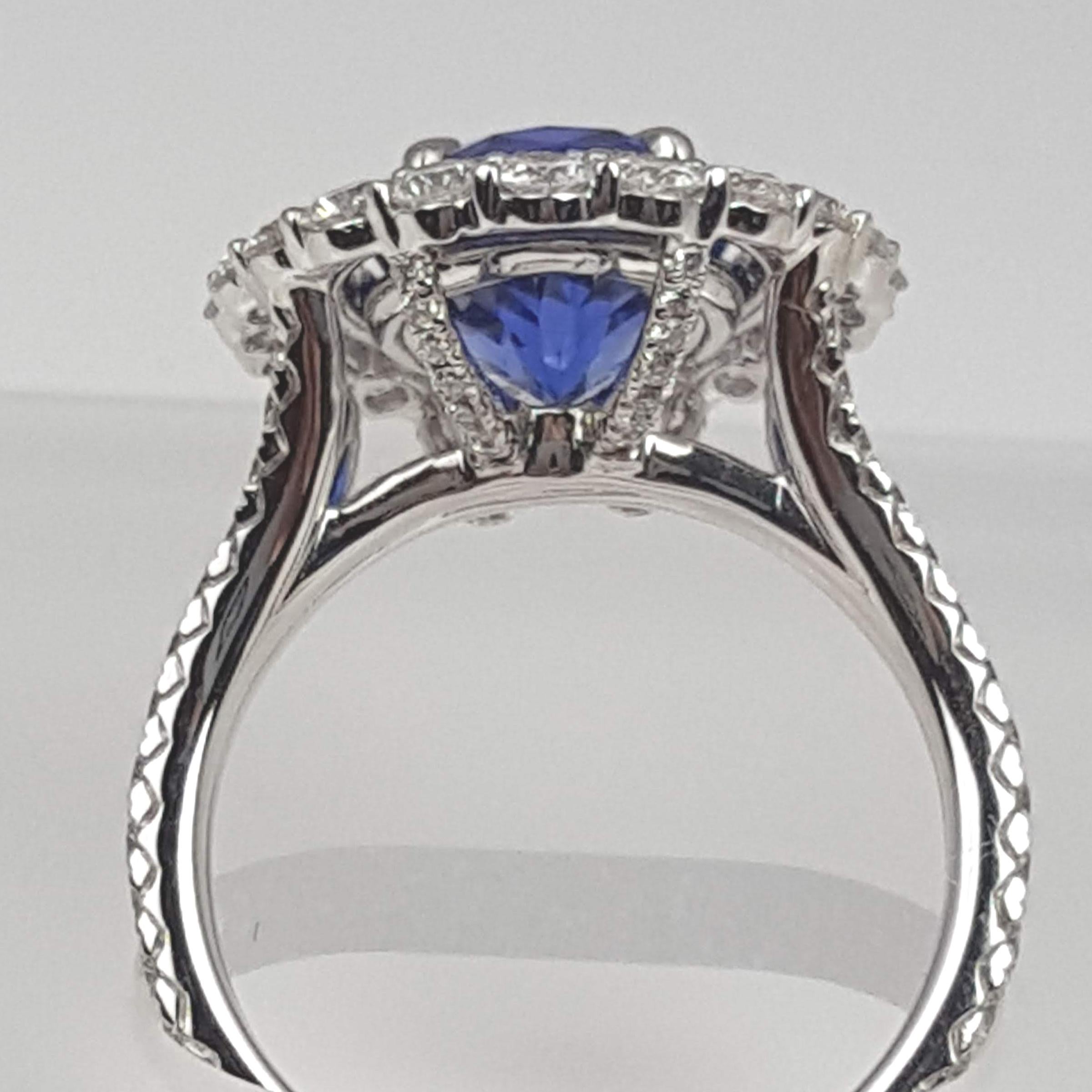 GIA-zertifizierter 3,97 Karat Tansanit im Ovalschliff und Diamant-Halo-Ring mit Halo-Ring ref632 (Zeitgenössisch) im Angebot