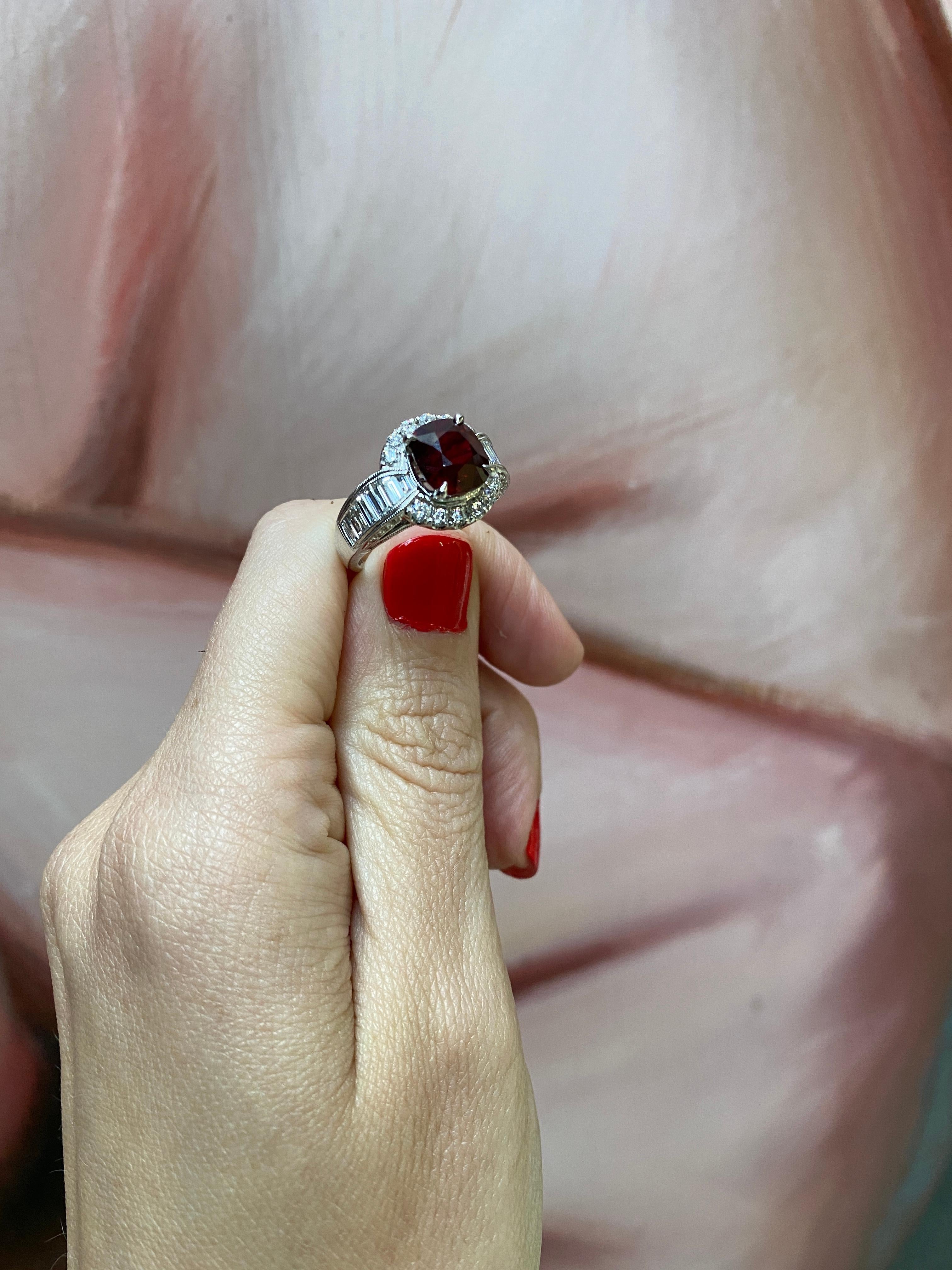 GIA-zertifizierter 3,97 Karat Mosambik Rubin im Kissenschliff mit 2,31 Karat Diamant-Akzenten Ring  im Angebot 4
