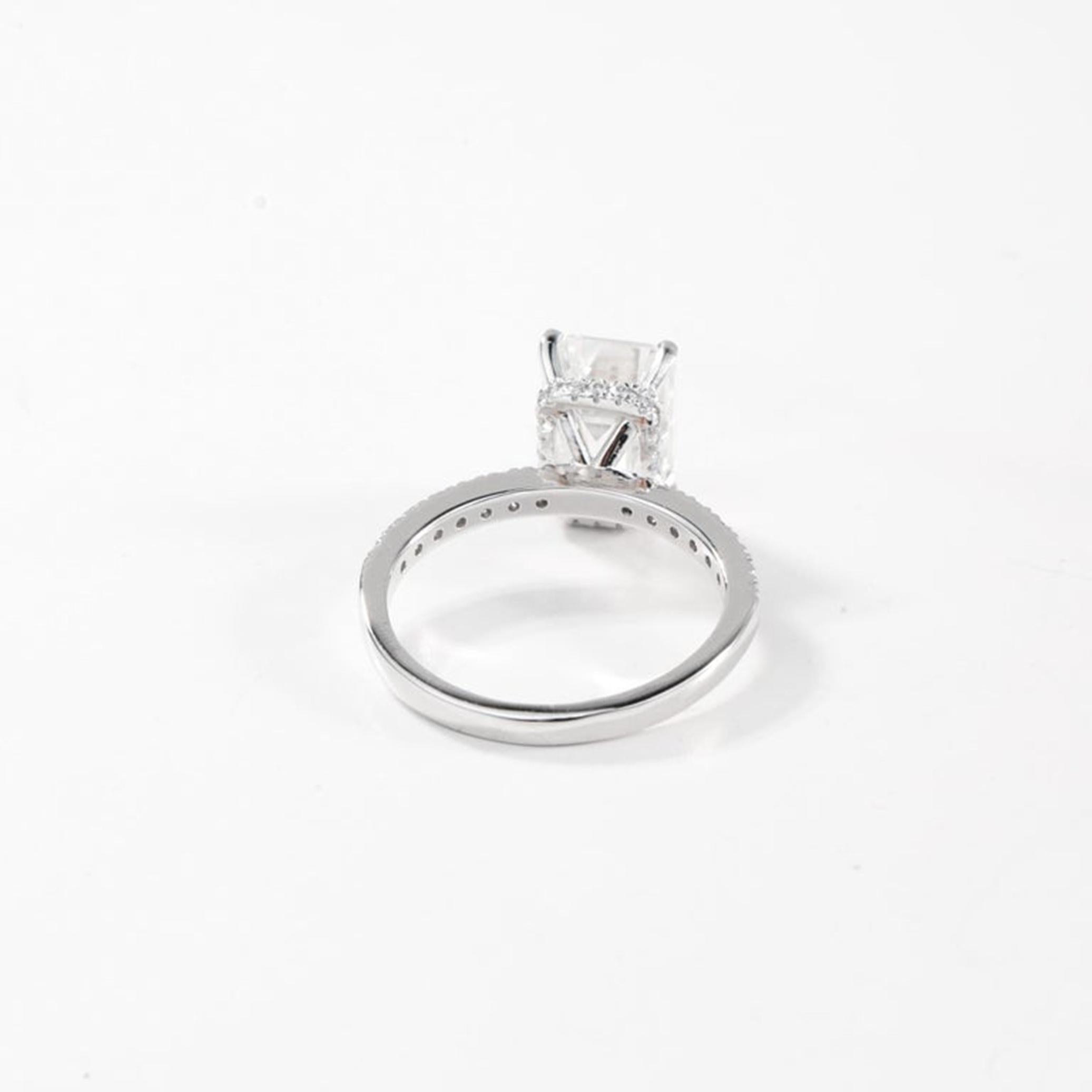 Bague en or blanc 18 carats avec diamant émeraude de 3 carats certifié par la GIA - Grandeur Art Déco en vente 1