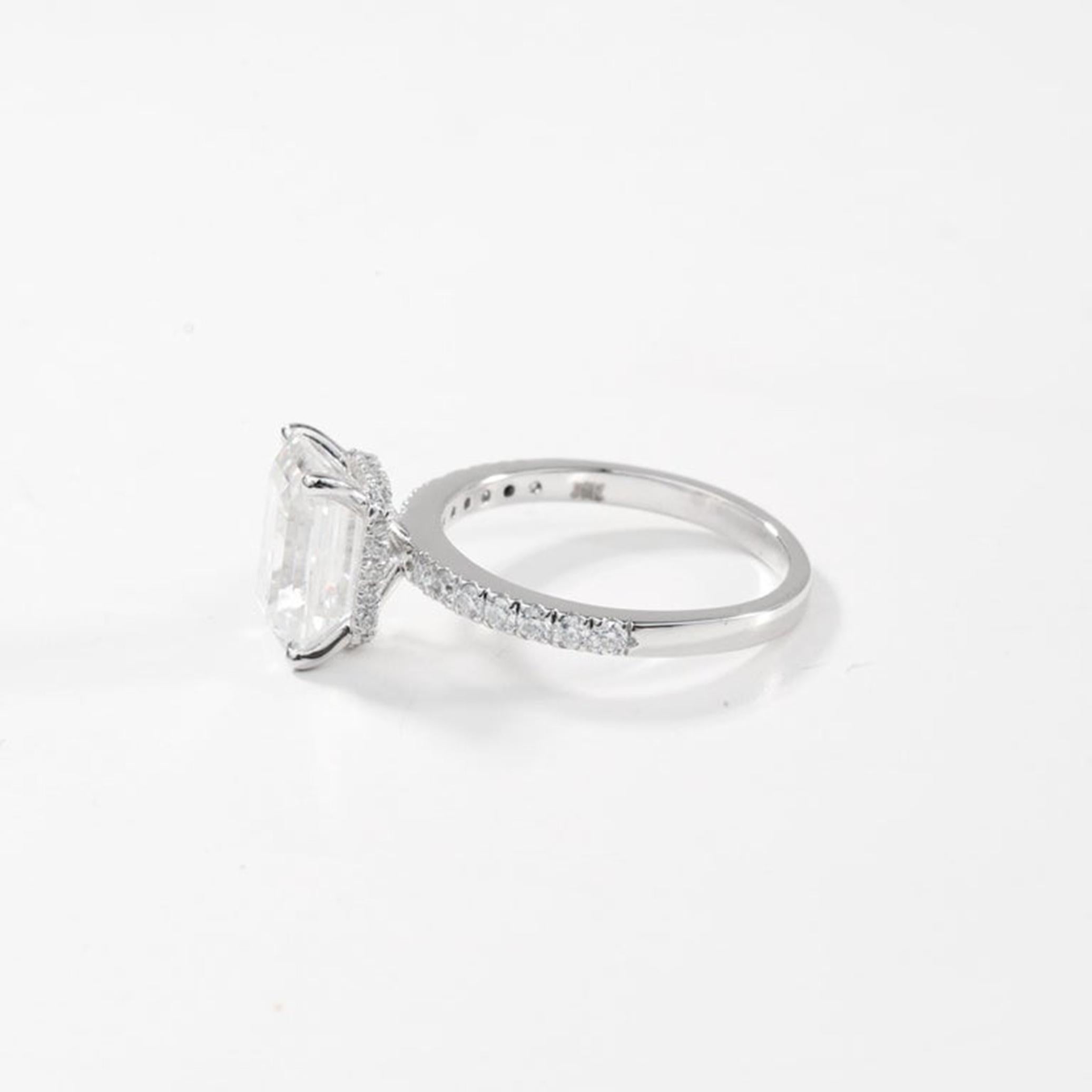 Bague en or blanc 18 carats avec diamant émeraude de 3 carats certifié par la GIA - Grandeur Art Déco en vente 2