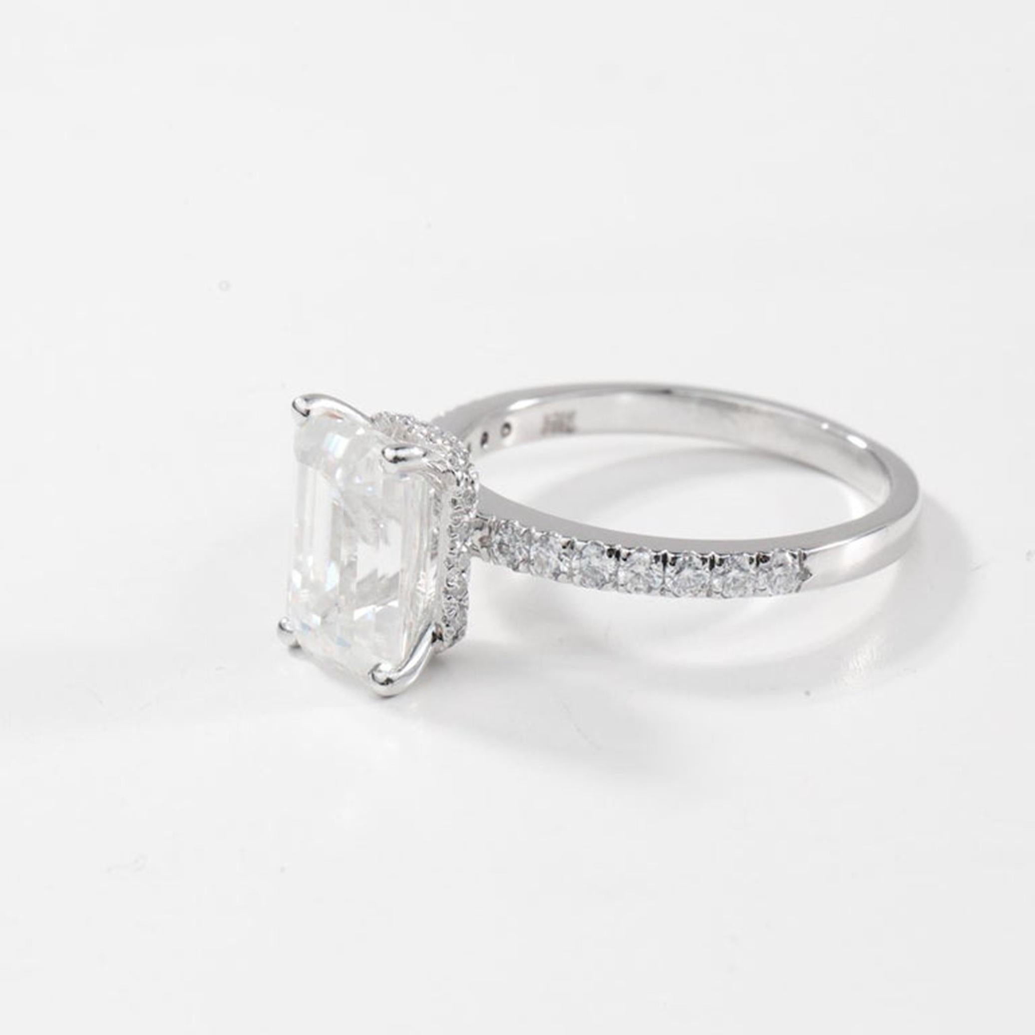 Bague en or blanc 18 carats avec diamant émeraude de 3 carats certifié par la GIA - Grandeur Art Déco en vente 3