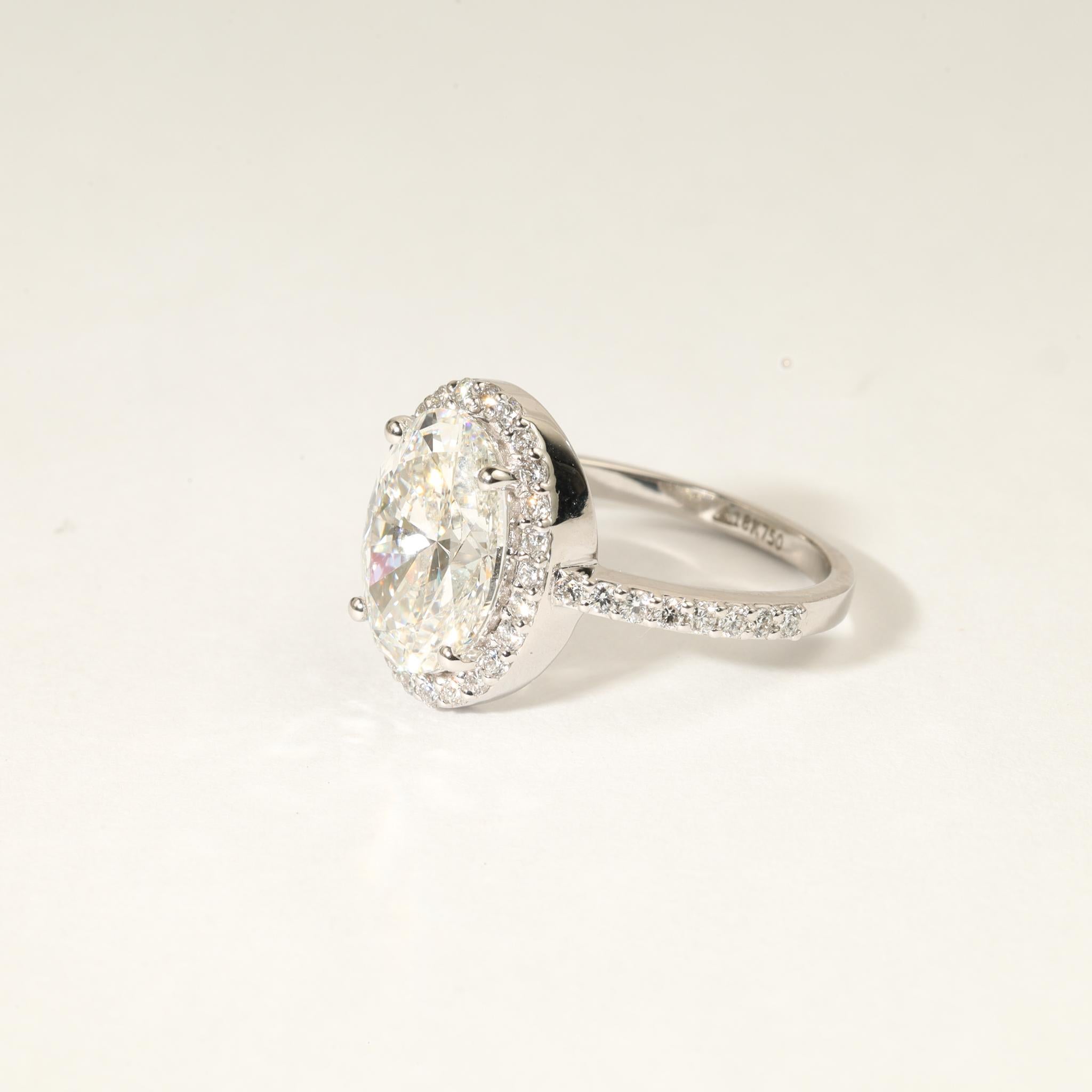 Là où la brillance intemporelle rencontre l'Elegance moderne

Rendez votre moment inoubliable avec cette bague de fiançailles halo exquise, ornée d'un diamant naturel de taille ovale d'environ 3,02ct certifié par la GIA, symbole de clarté, de