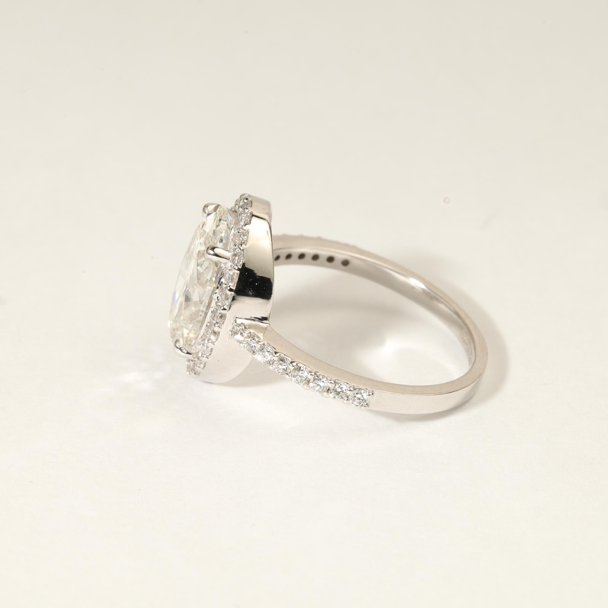 Art déco Bague de fiançailles en or blanc 18 carats avec halo de diamants ovales de 3 ct certifiés par la GIA en vente